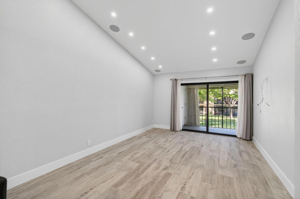 3939 NE 5th Avenue F201