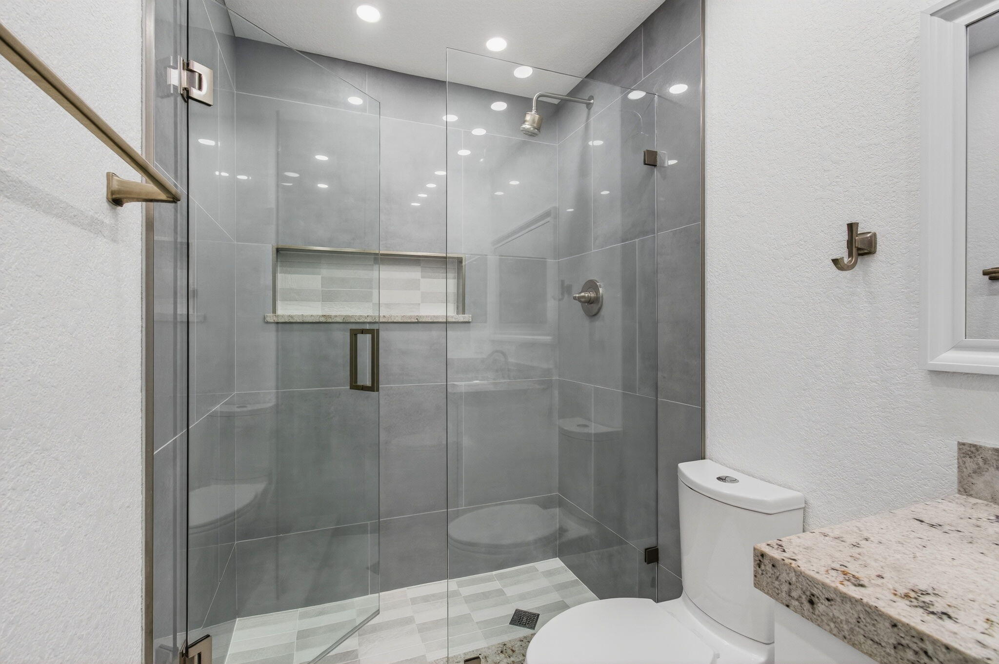 3939 NE 5th Avenue F201