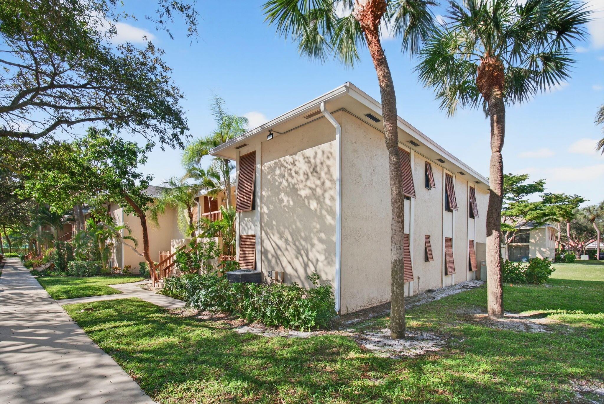3939 NE 5th Avenue F201