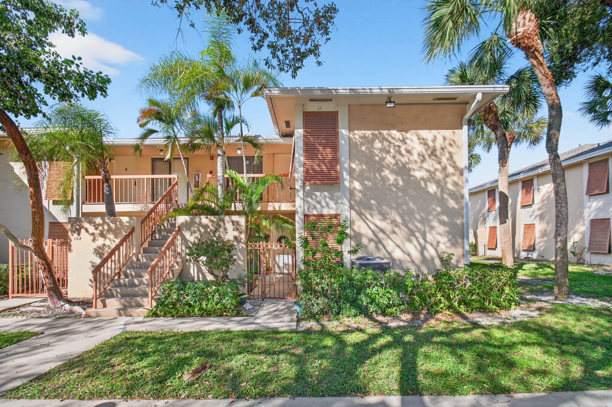 3939 NE 5th Avenue F201