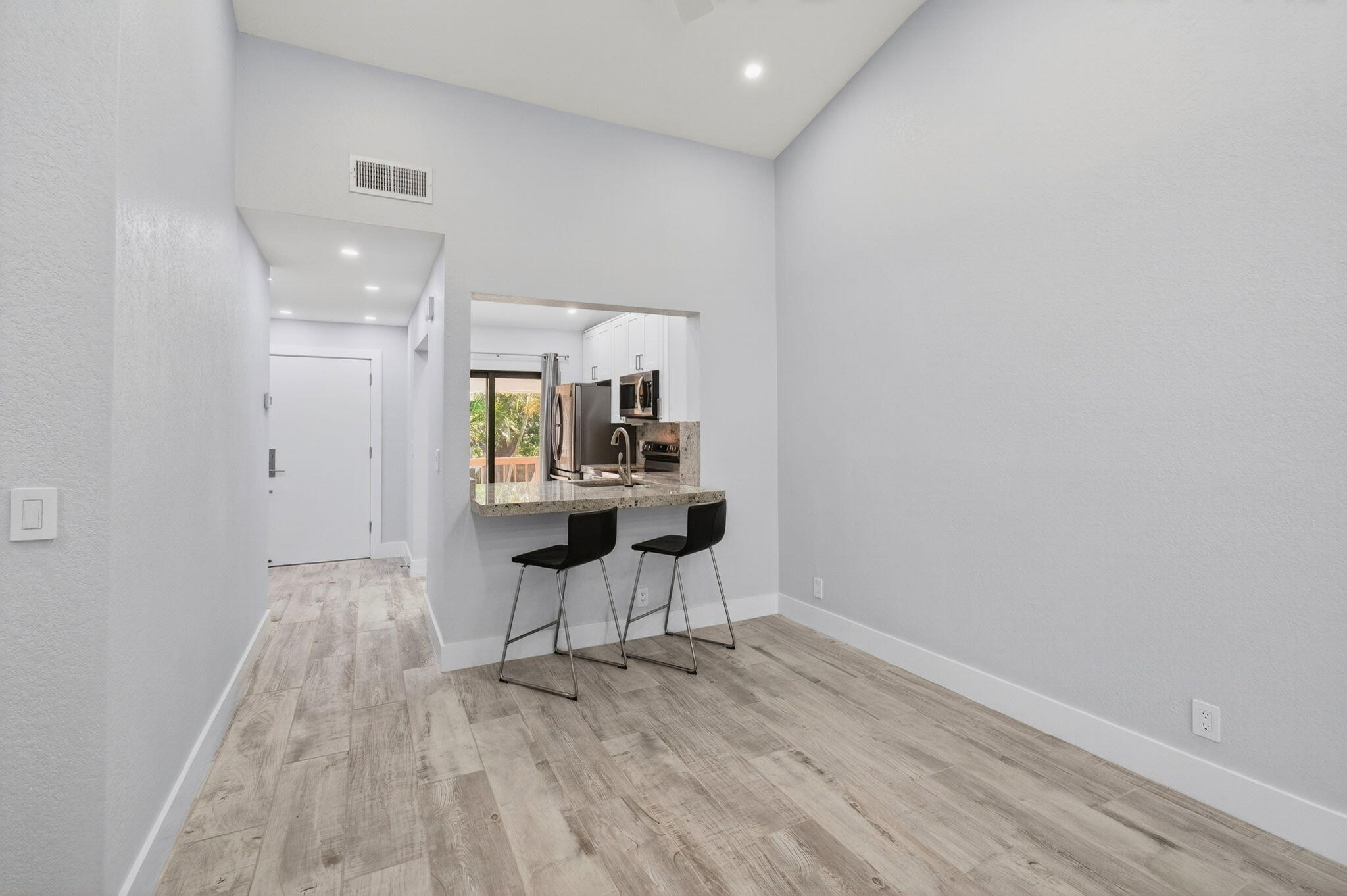 3939 NE 5th Avenue F201