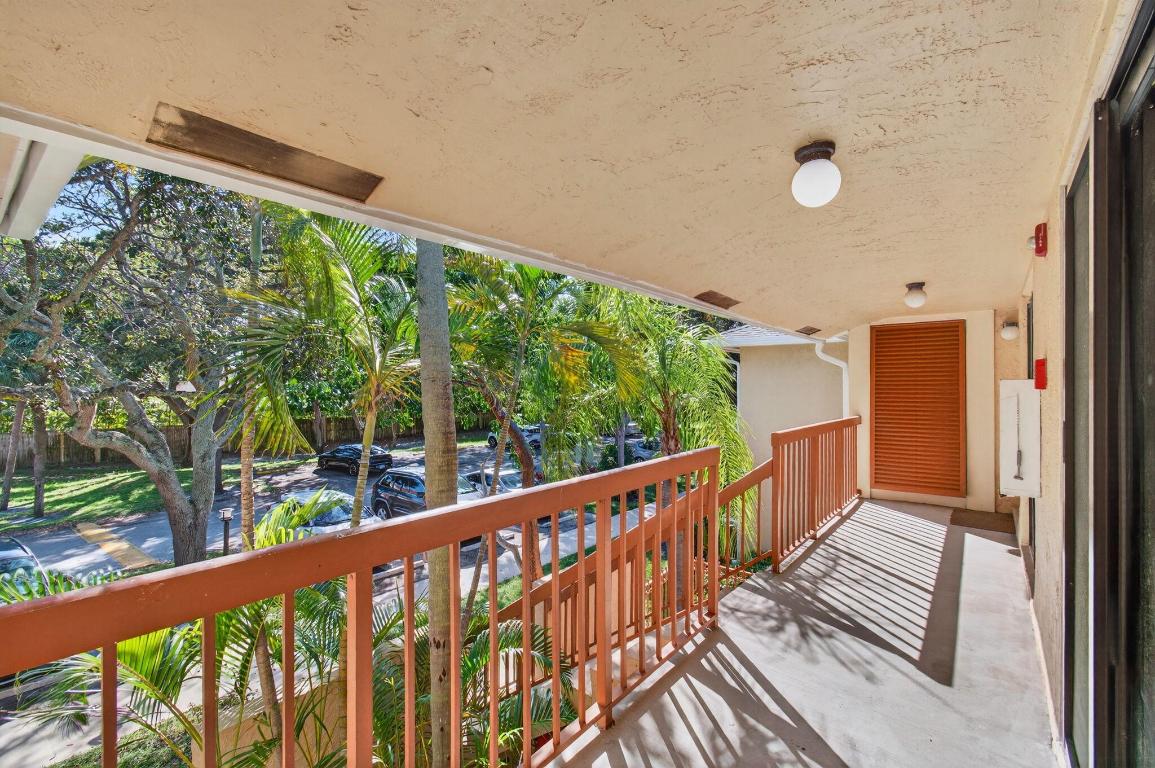 3939 NE 5th Avenue F201