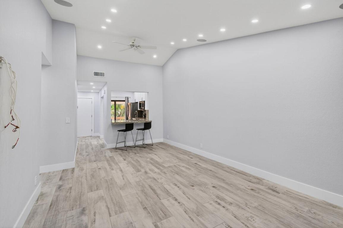 3939 NE 5th Avenue F201