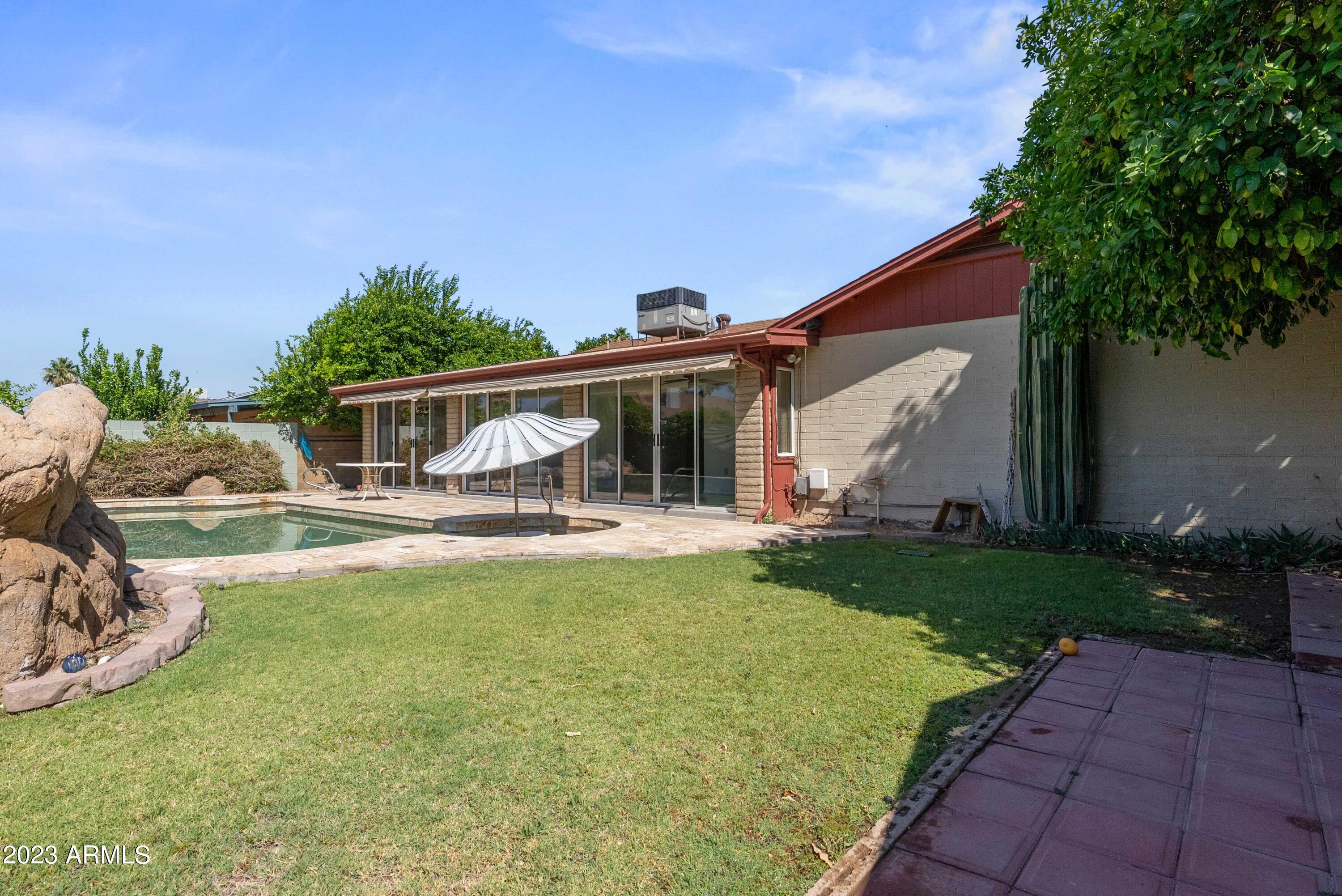 1125 W MISSION Drive