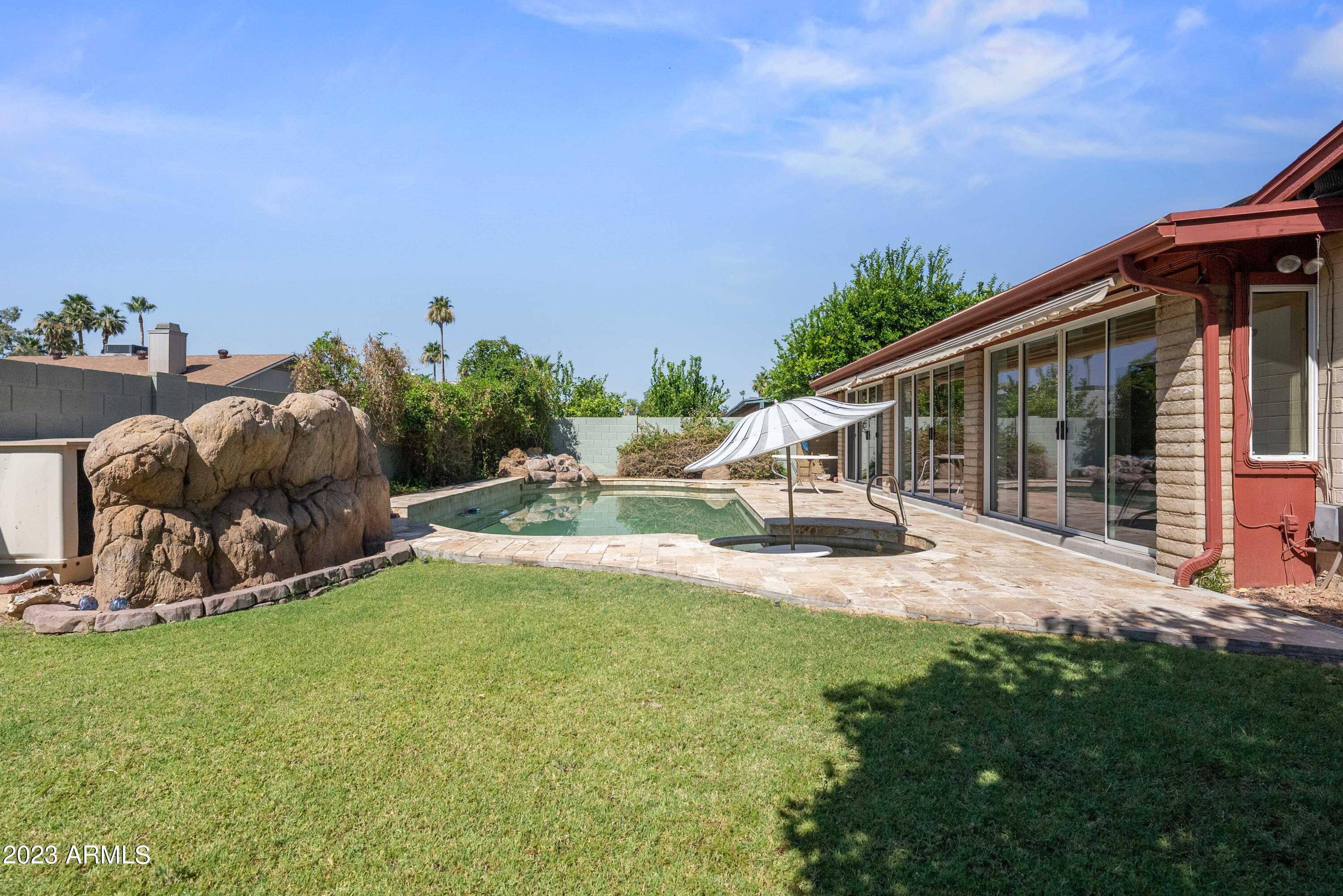 1125 W MISSION Drive