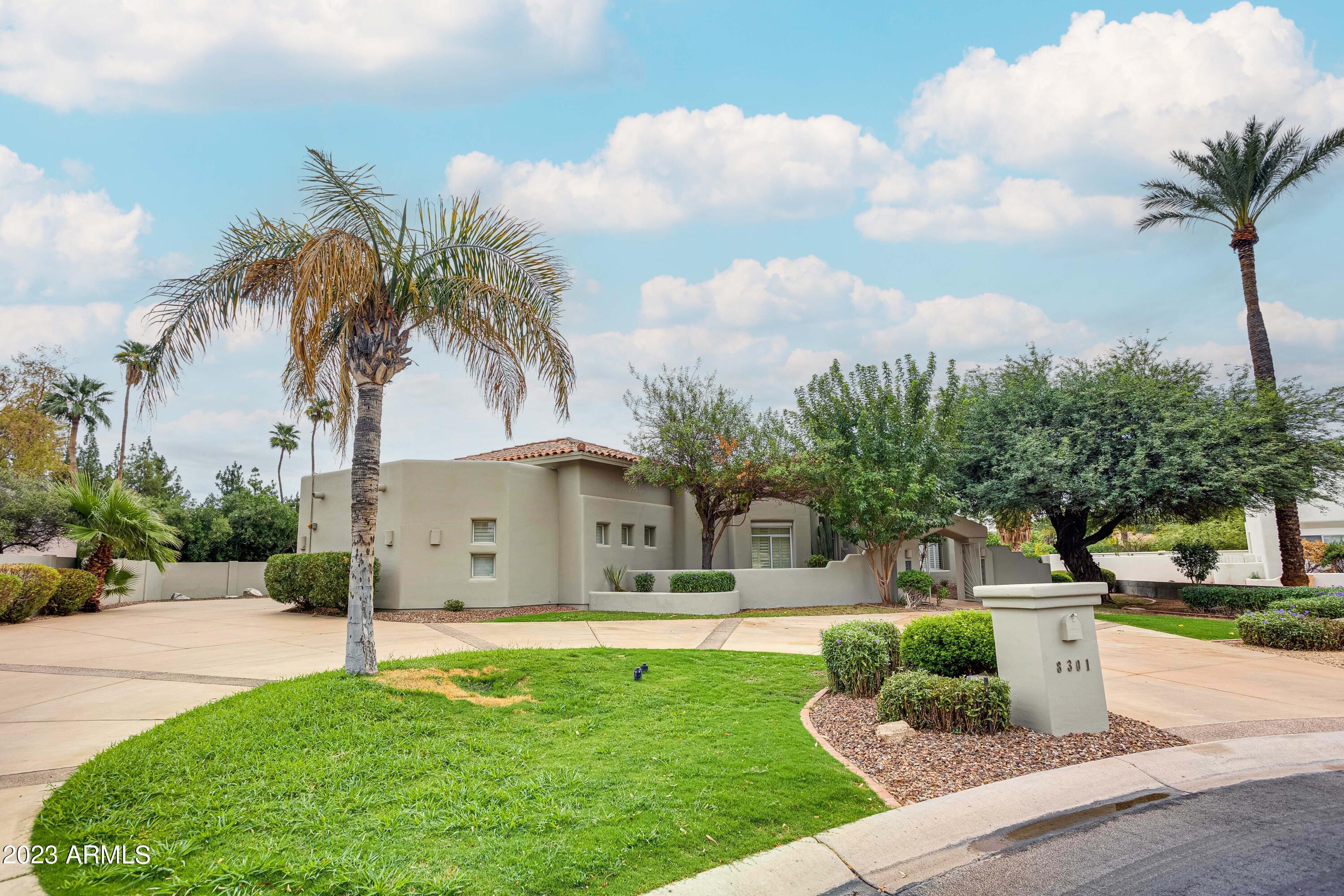 8301 N SENDERO TRES M --