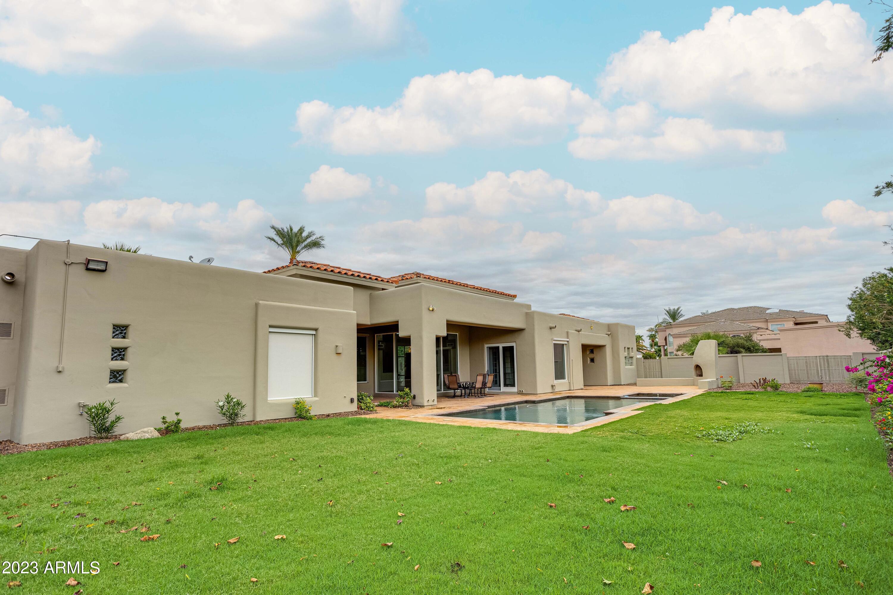 8301 N SENDERO TRES M --