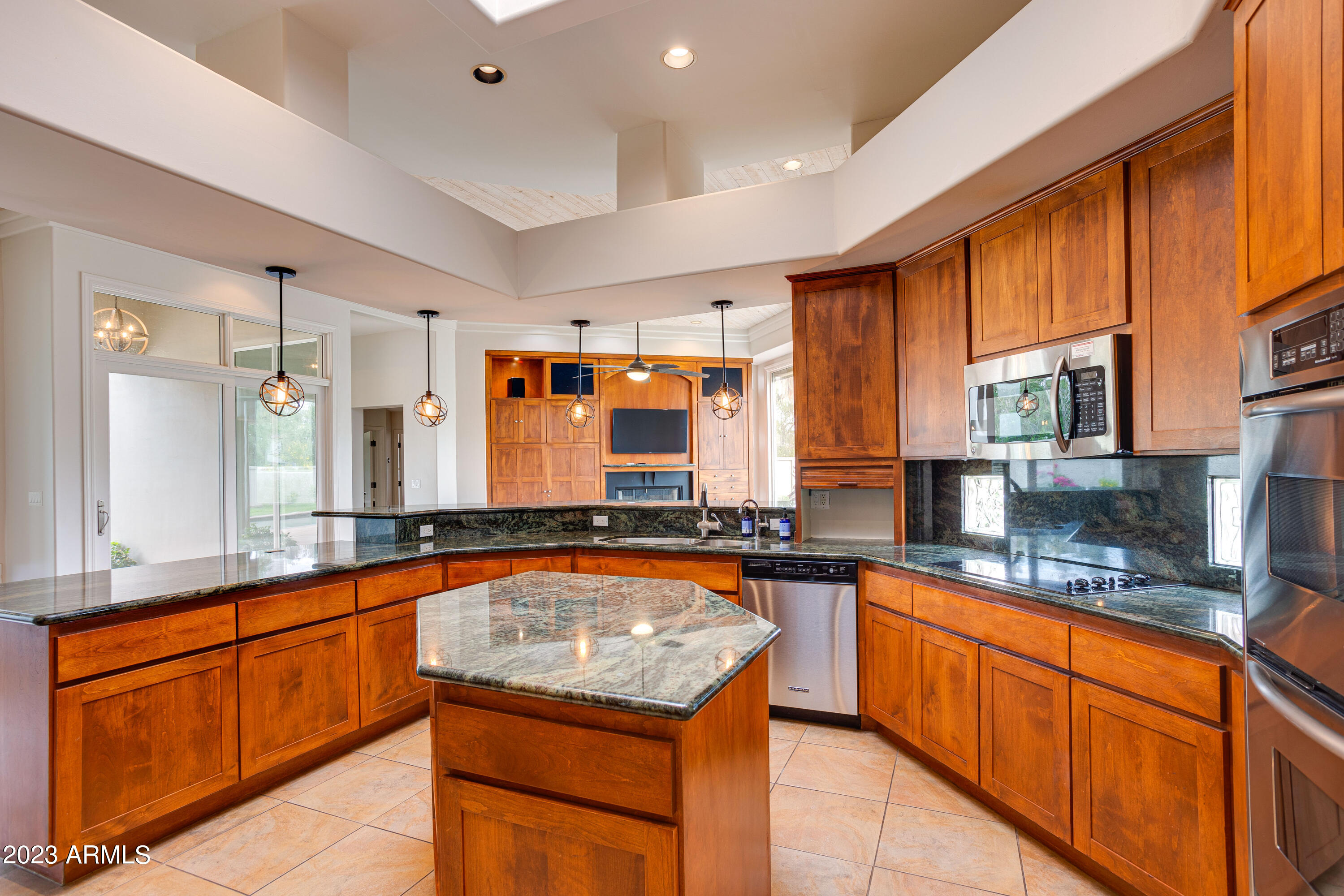 8301 N SENDERO TRES M --