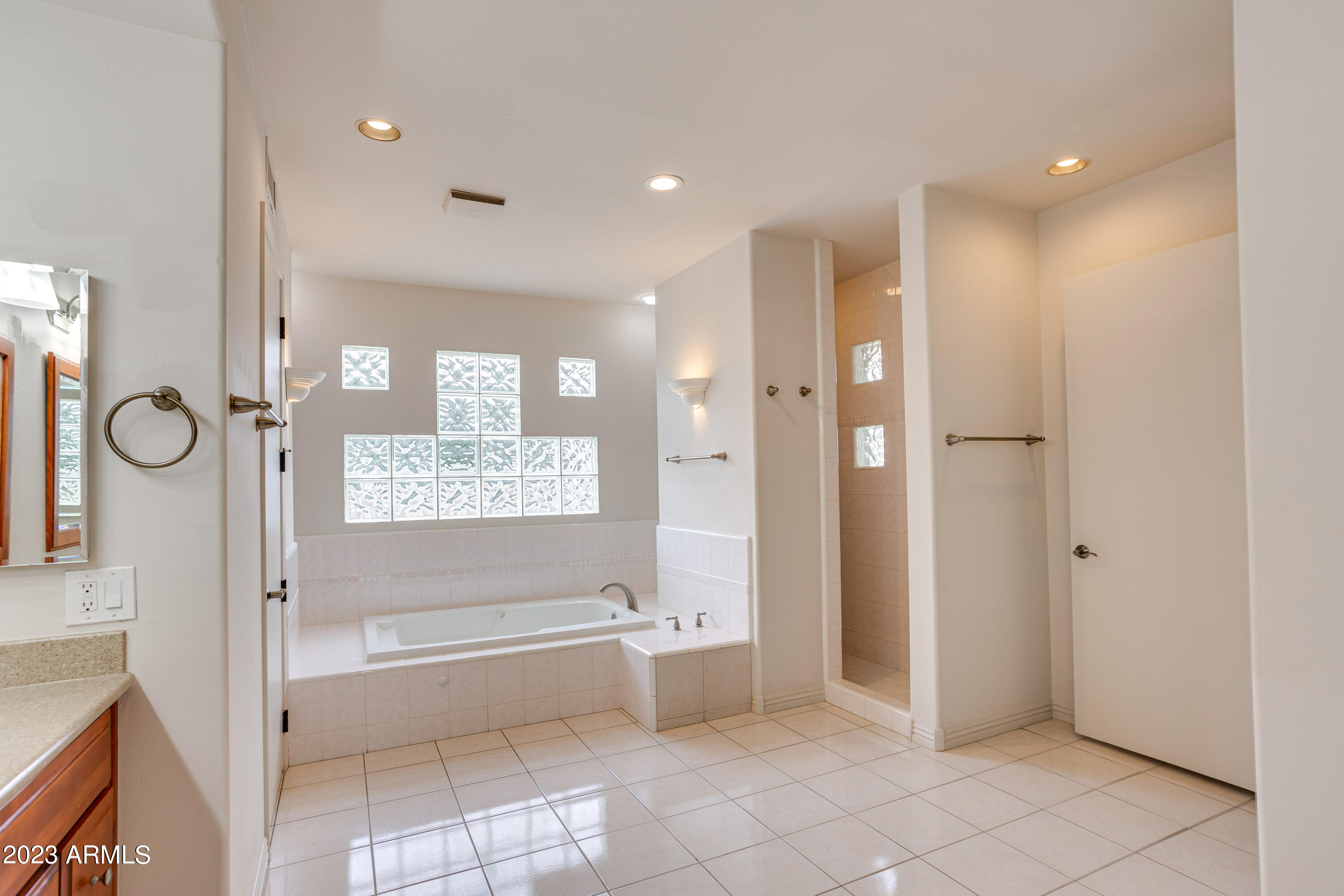 8301 N SENDERO TRES M --