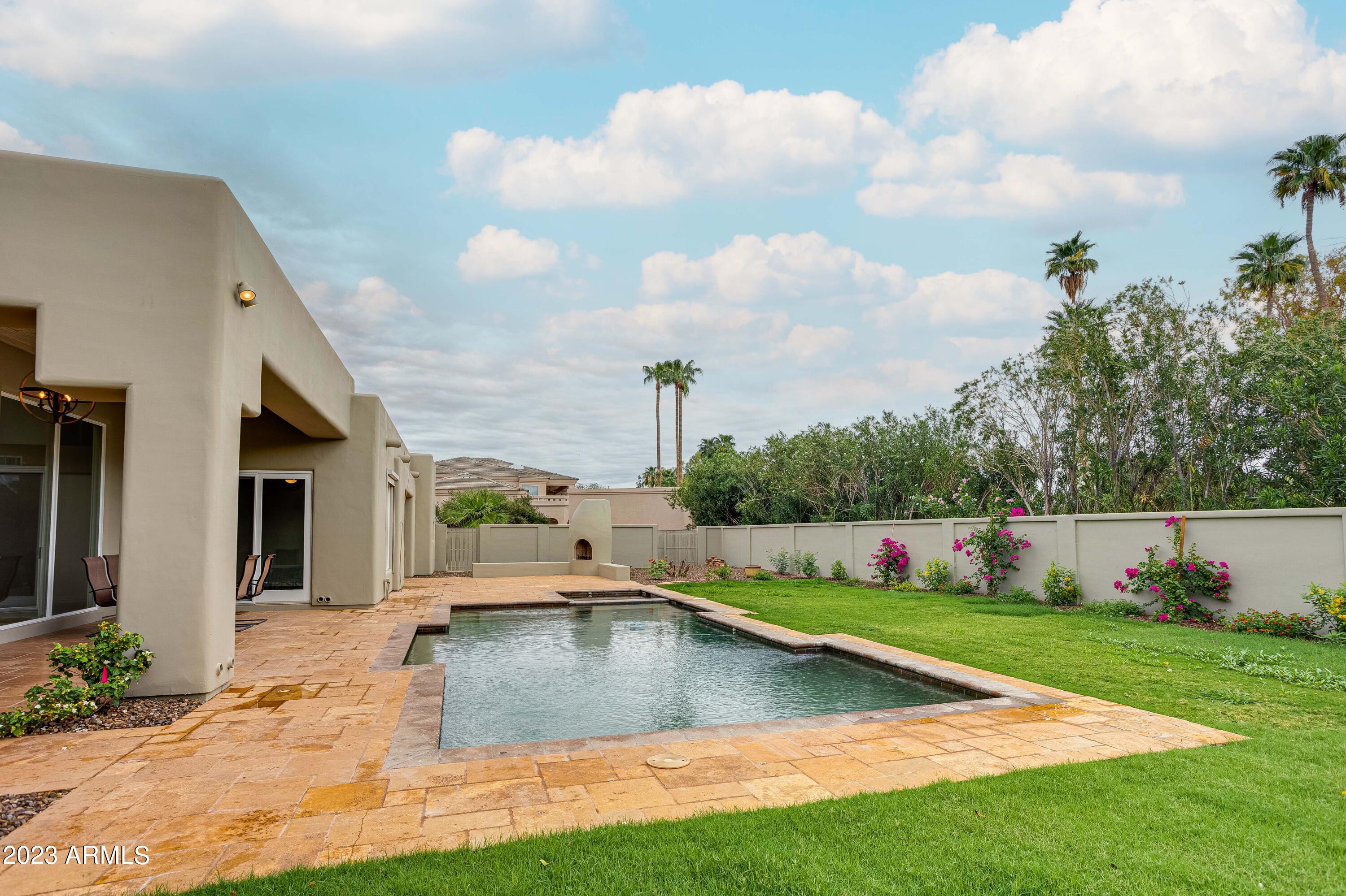 8301 N SENDERO TRES M --