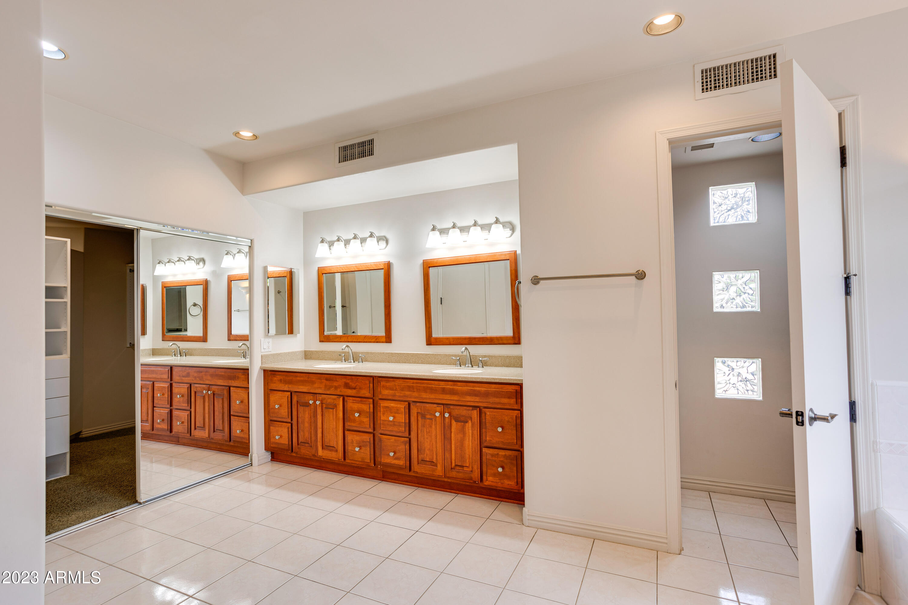 8301 N SENDERO TRES M --