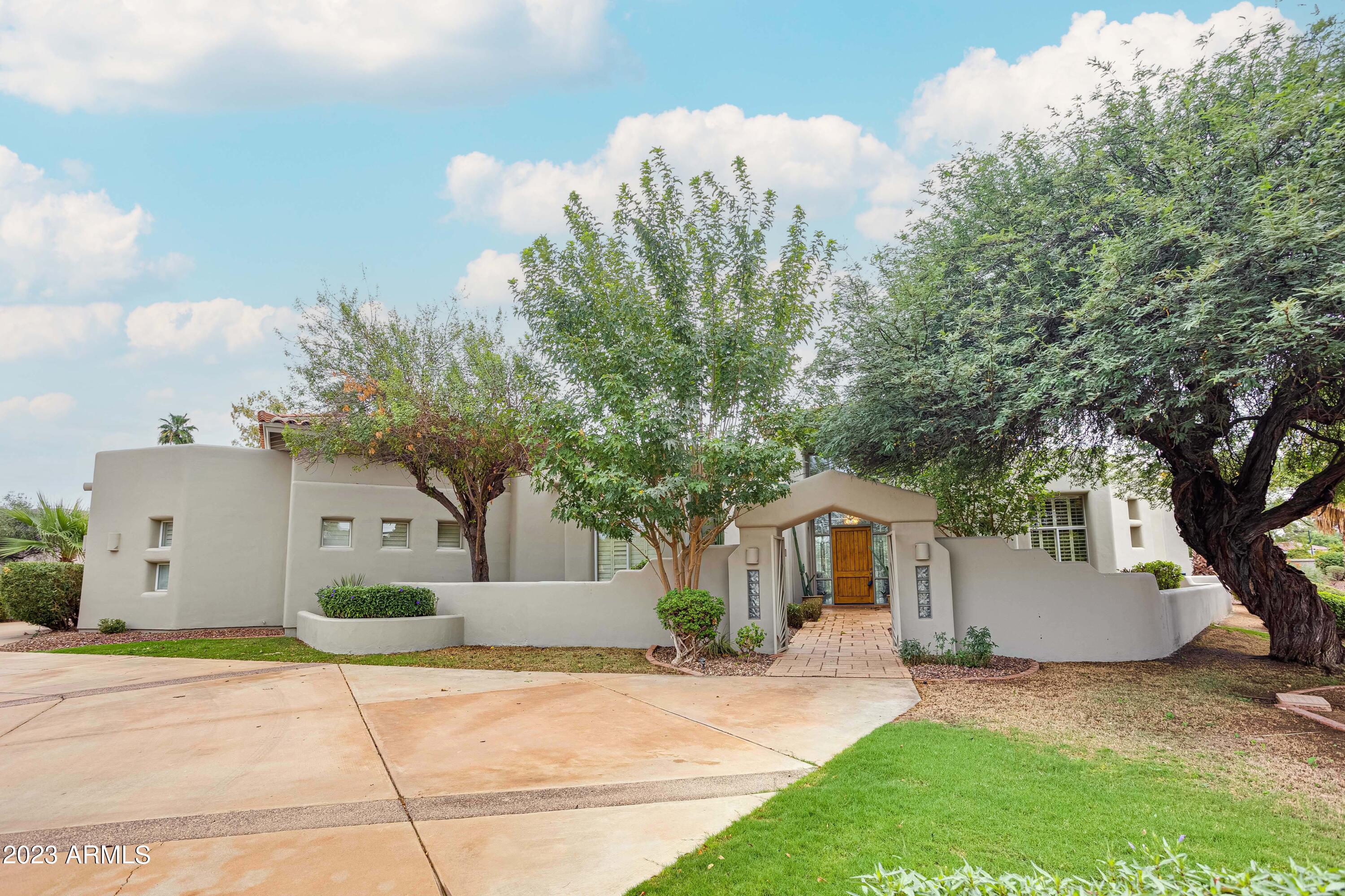 8301 N SENDERO TRES M --