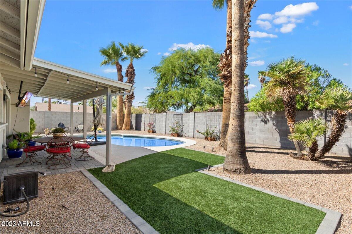 4016 E WINDROSE Drive