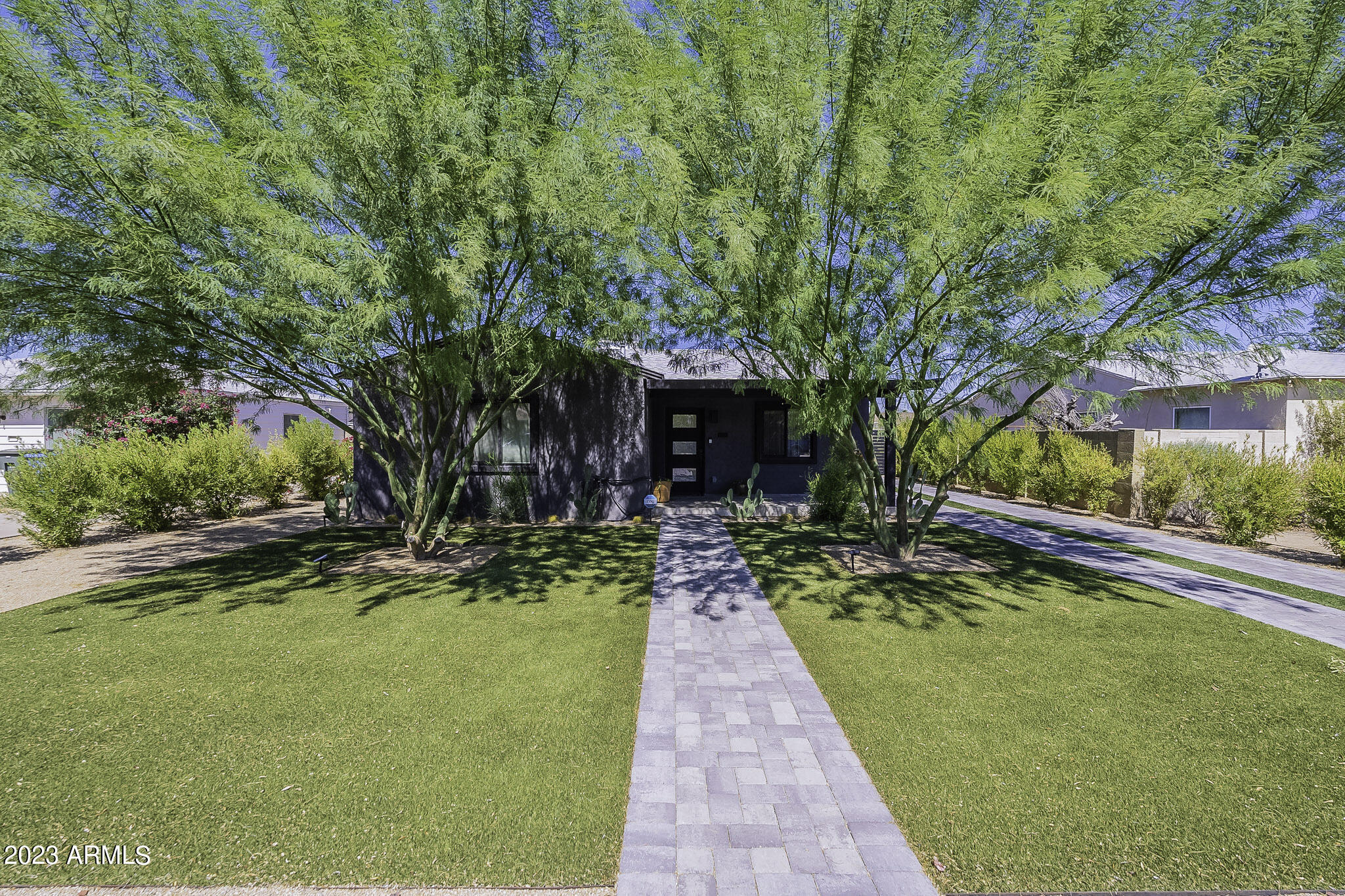 1116 W TURNEY Avenue