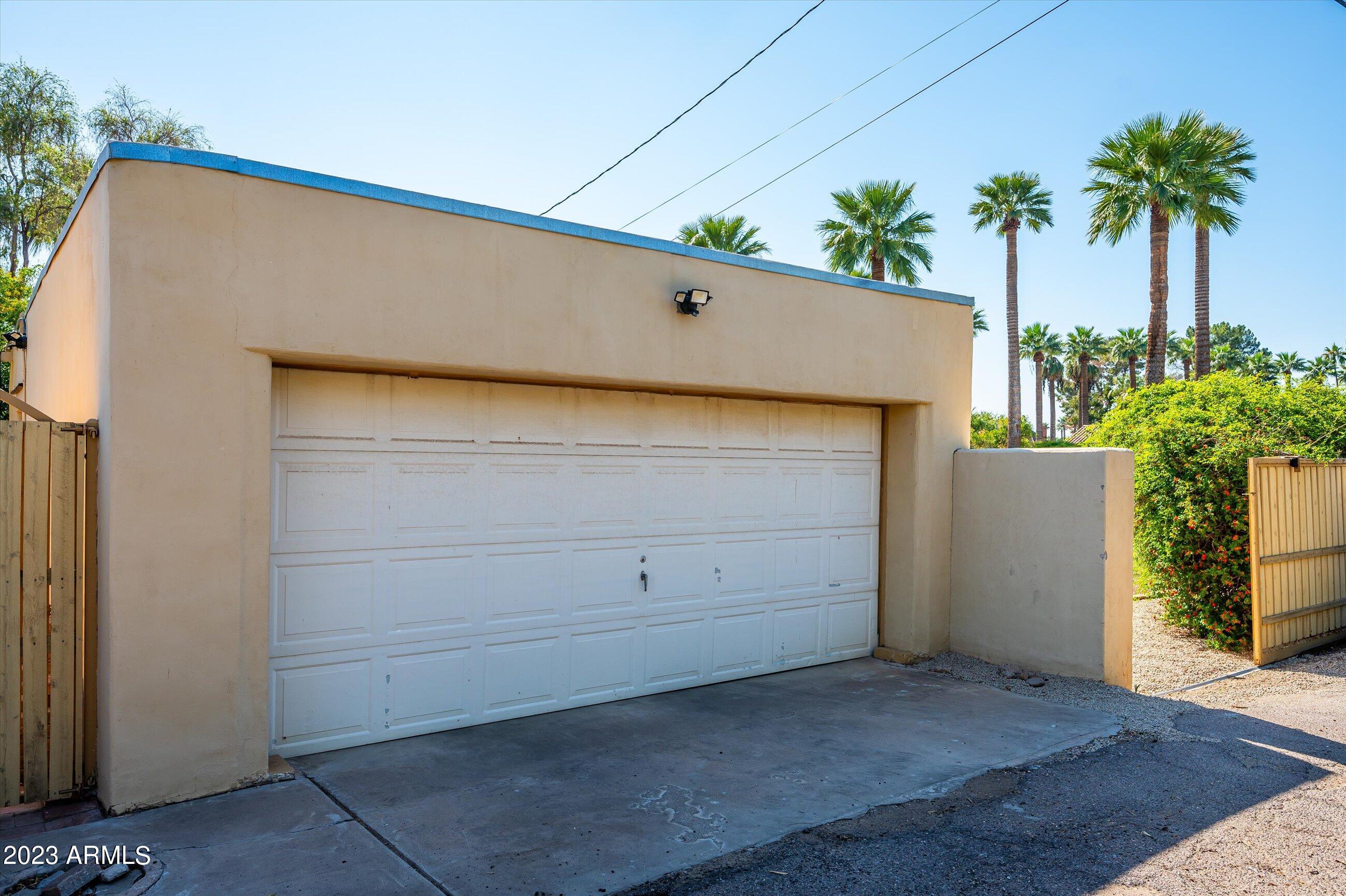 946 W PALM Lane