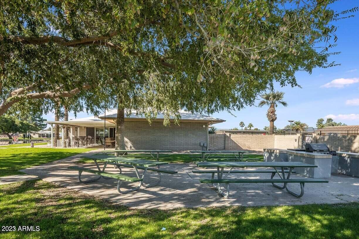 3438 E BEVERLY Lane