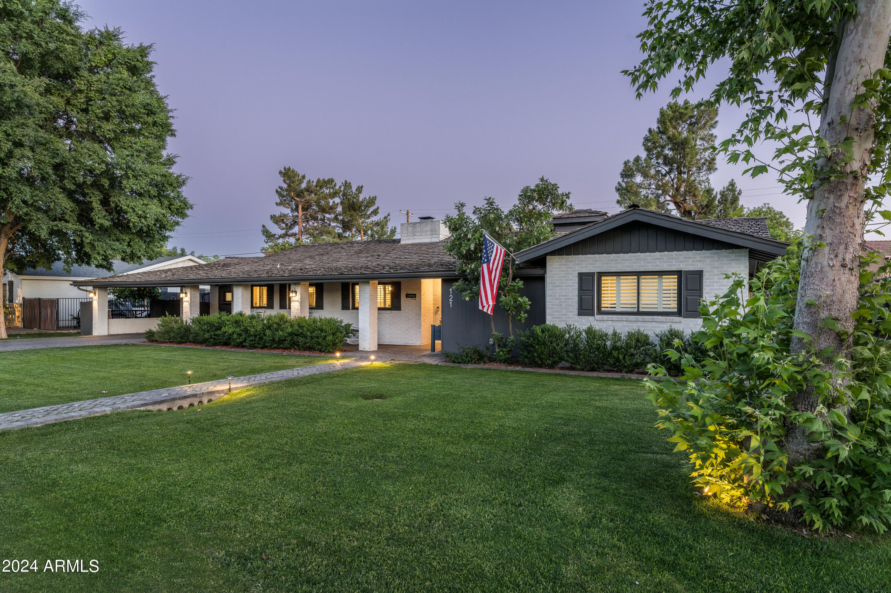 121 E TUCKEY Lane
