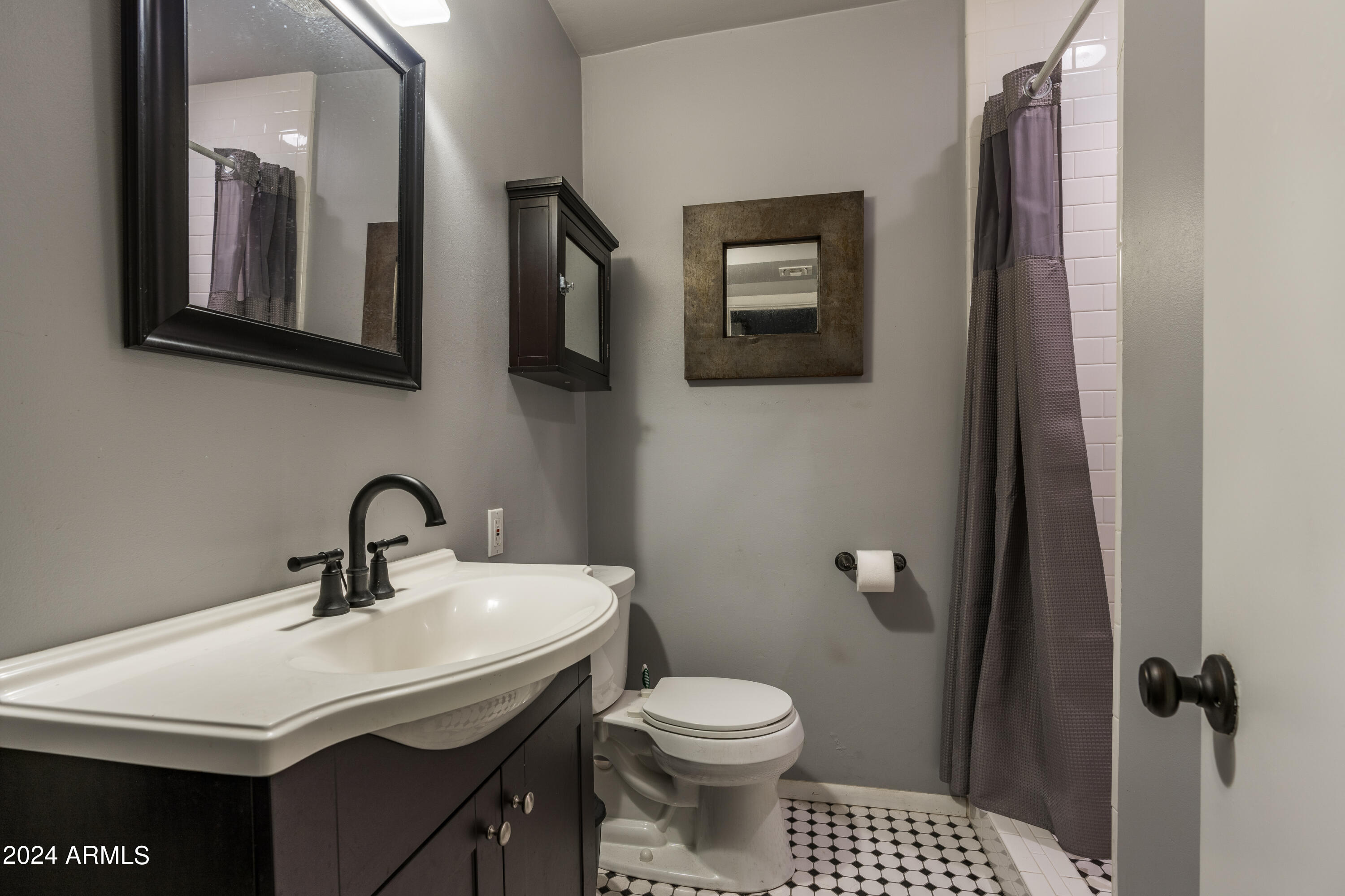 121 E TUCKEY Lane