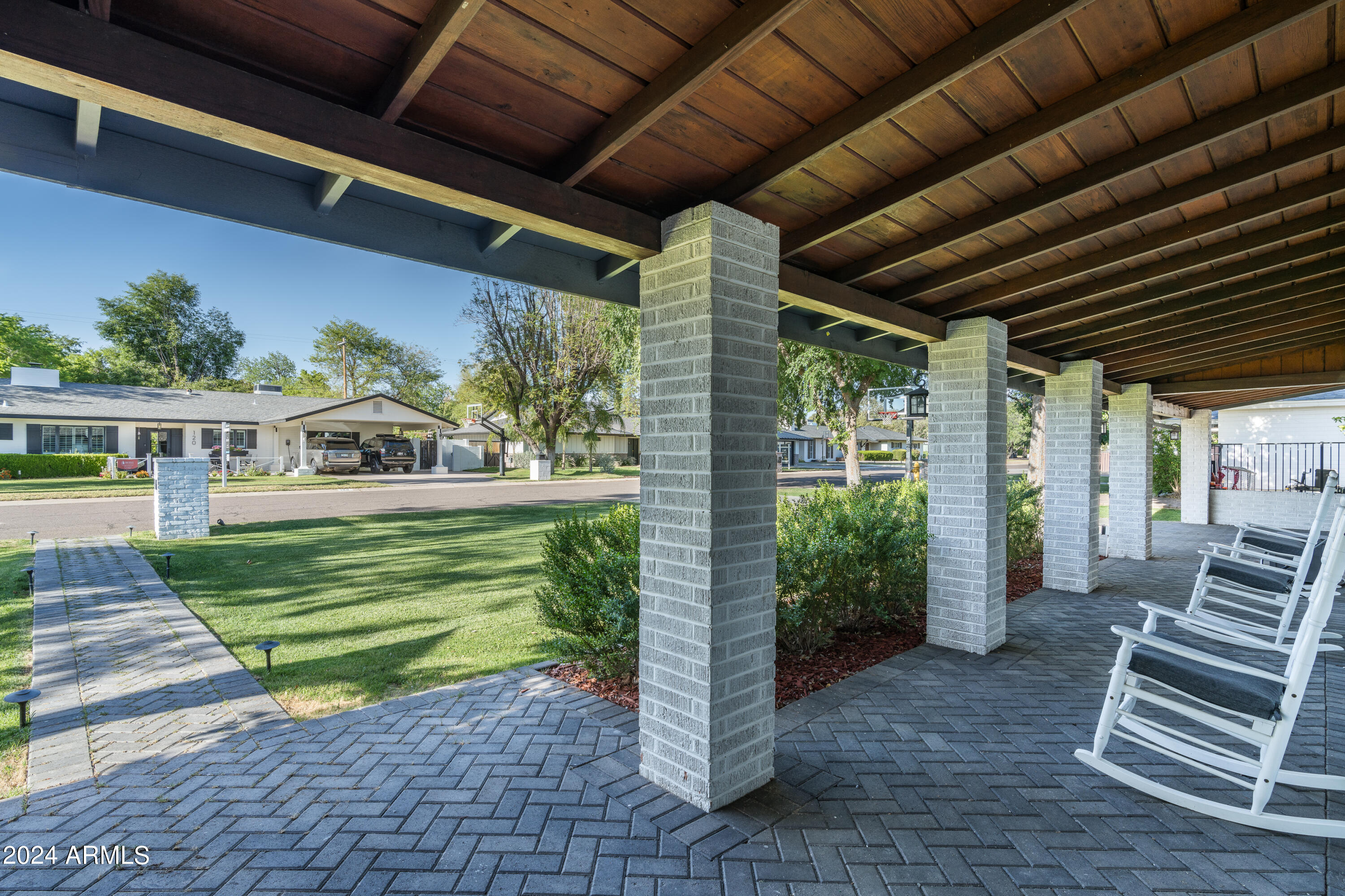 121 E TUCKEY Lane