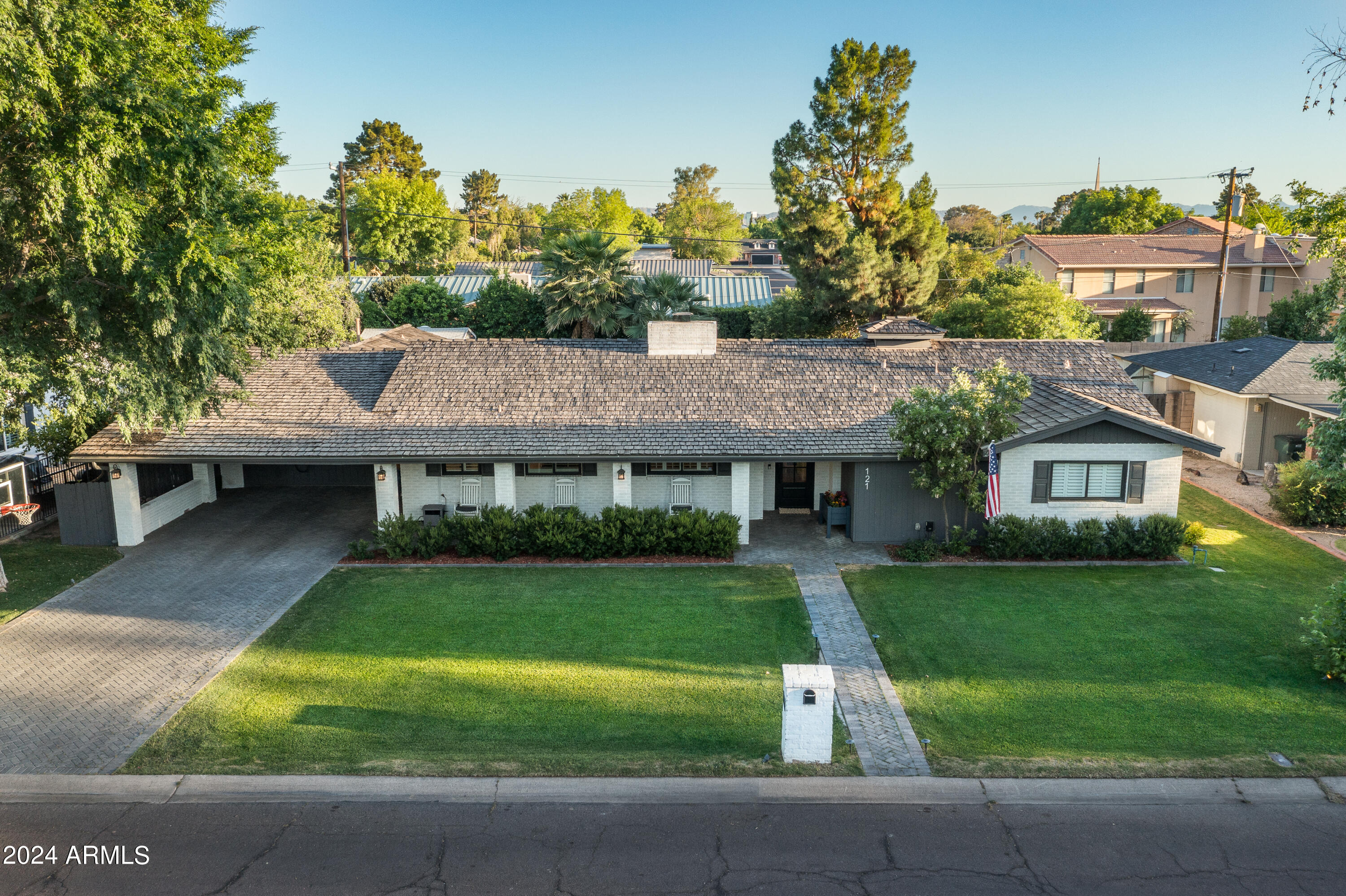 121 E TUCKEY Lane