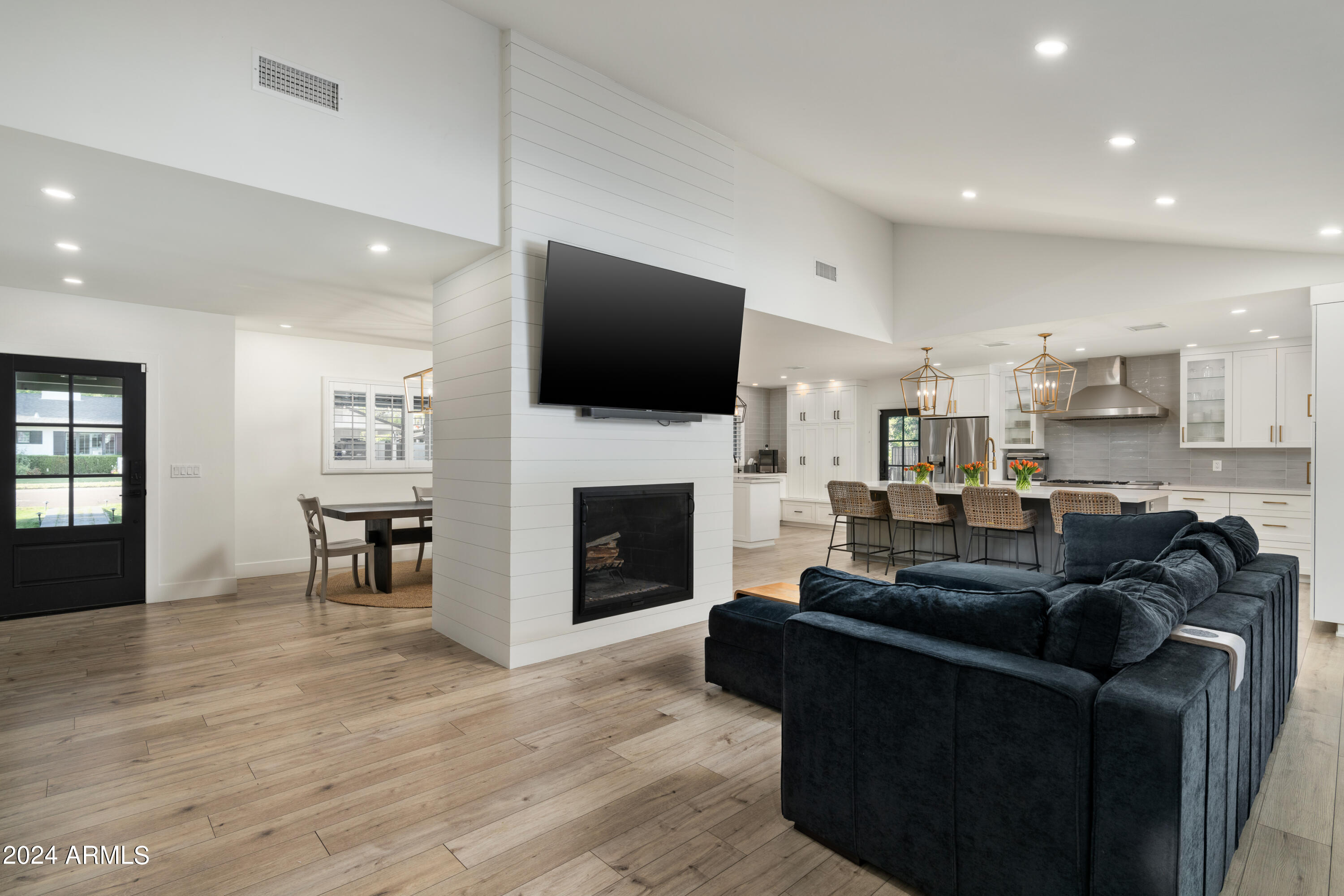 121 E TUCKEY Lane