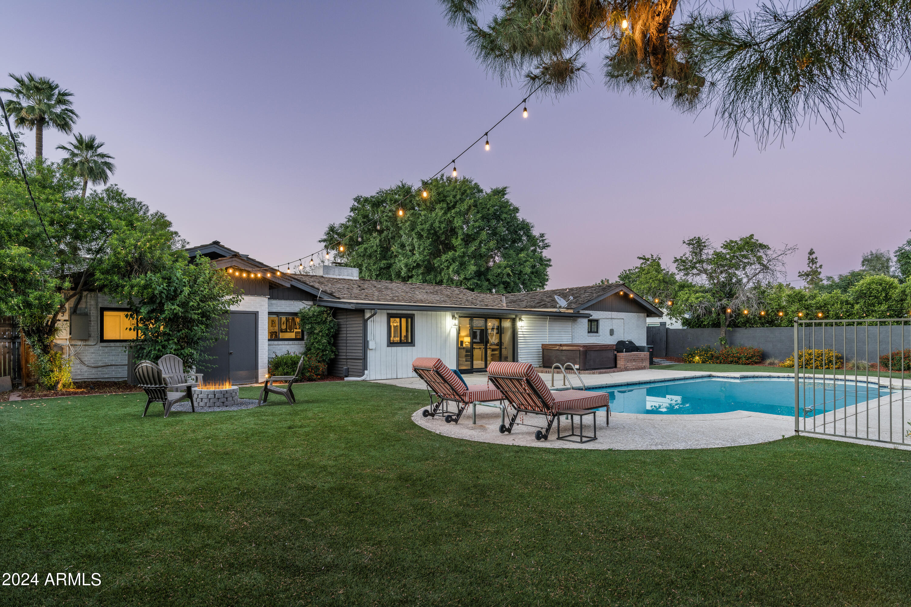 121 E TUCKEY Lane