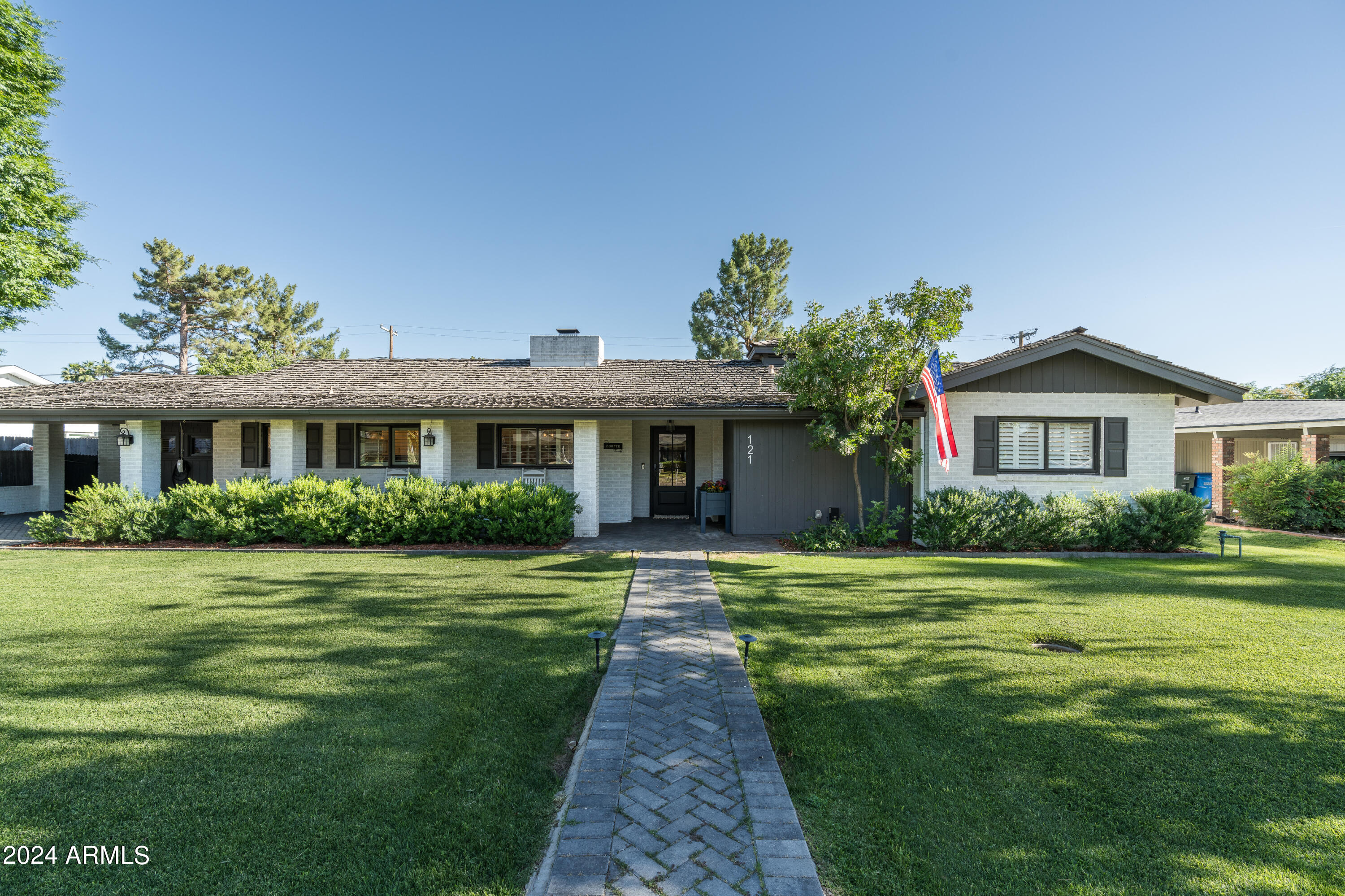 121 E TUCKEY Lane