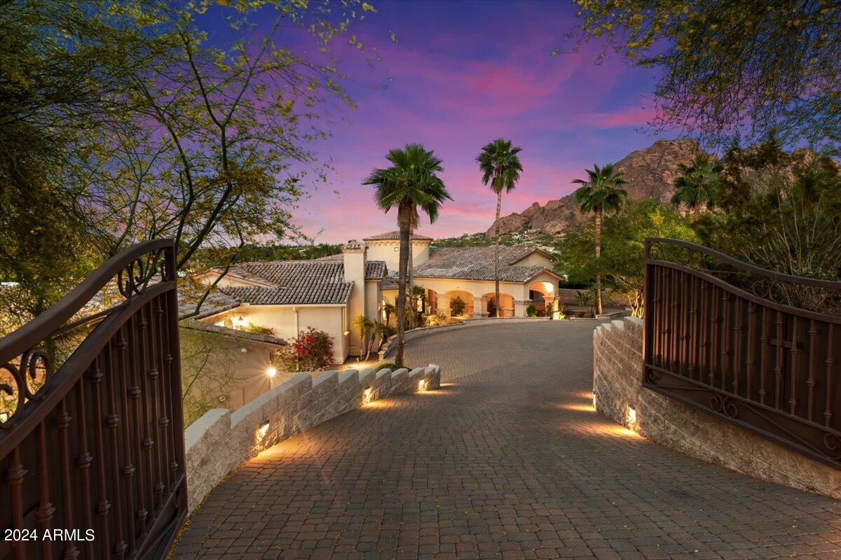 4490 E VALLEY VISTA Lane