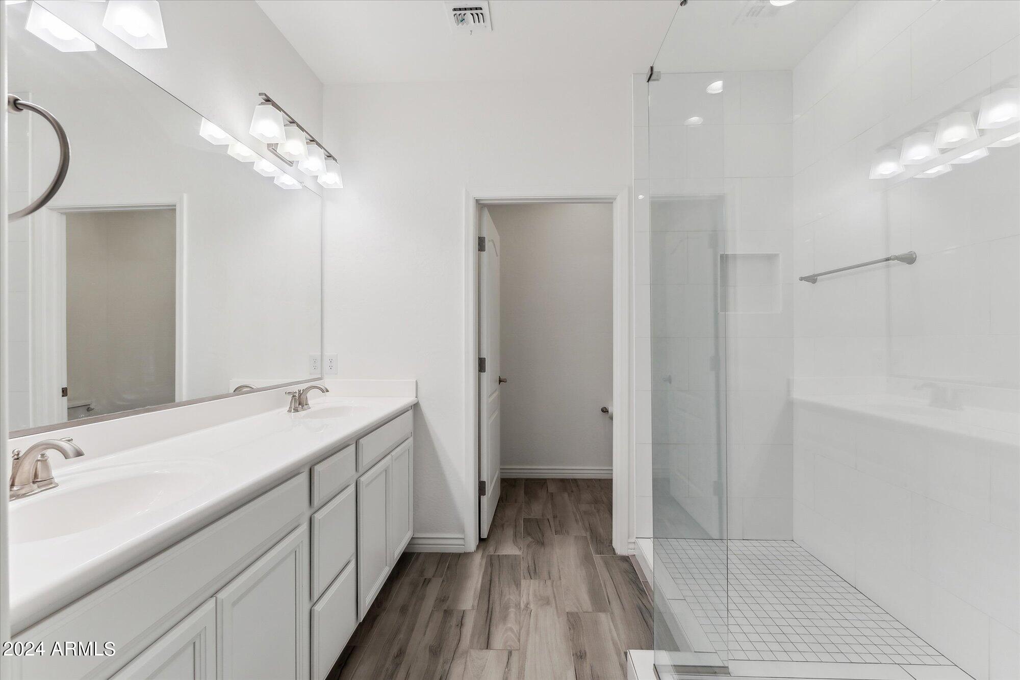2425 W BRONCO BUTTE Trail # 2017