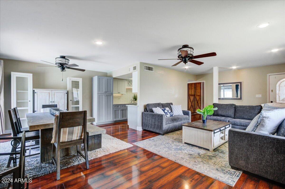 918 N ROOSEVELT Circle