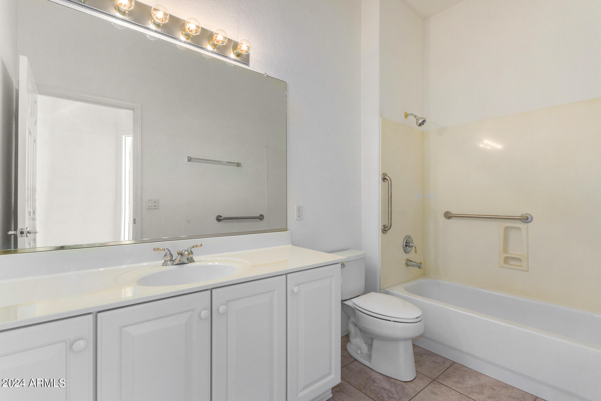 1112 E WINGED FOOT Drive