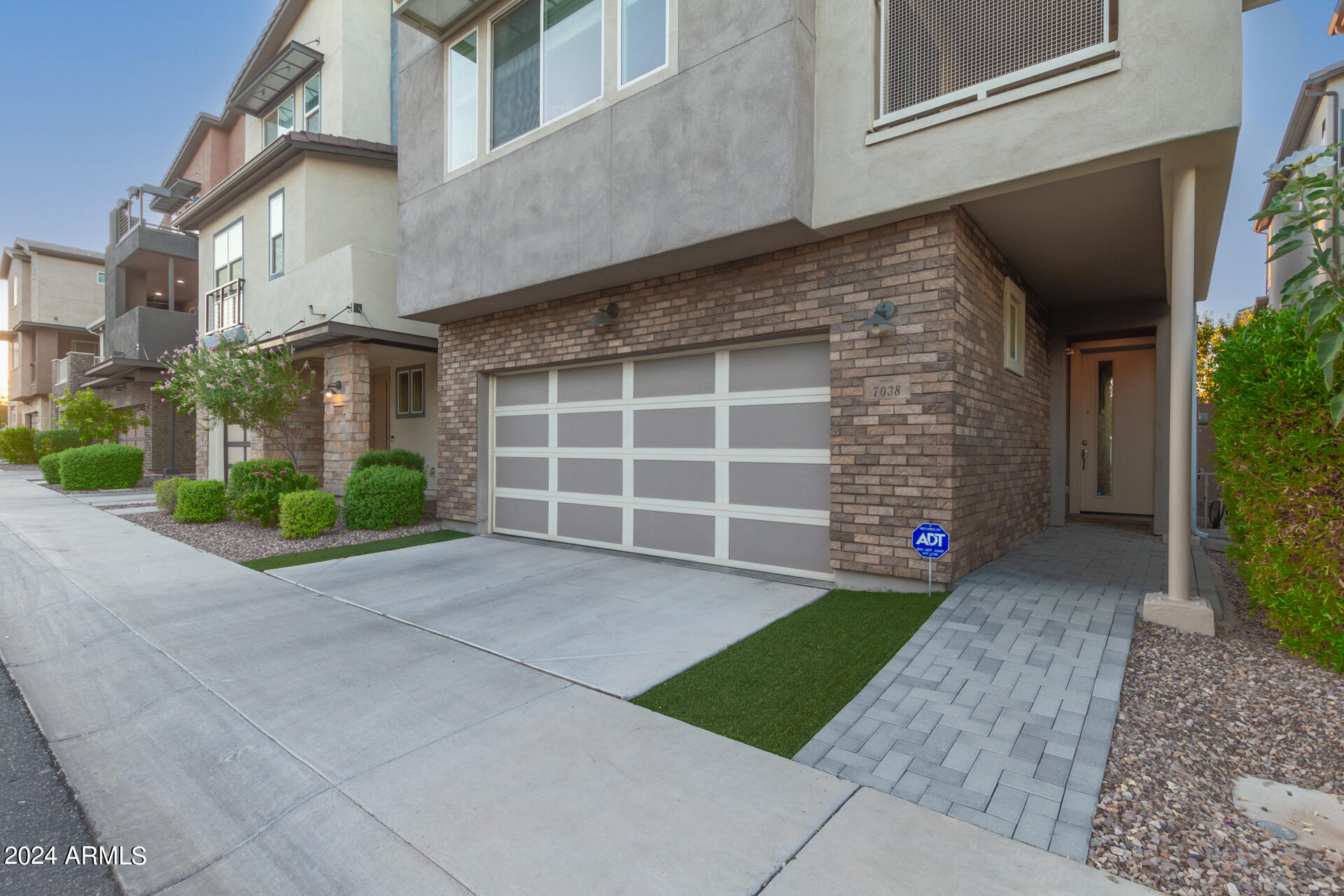 7038 W CARTER Drive