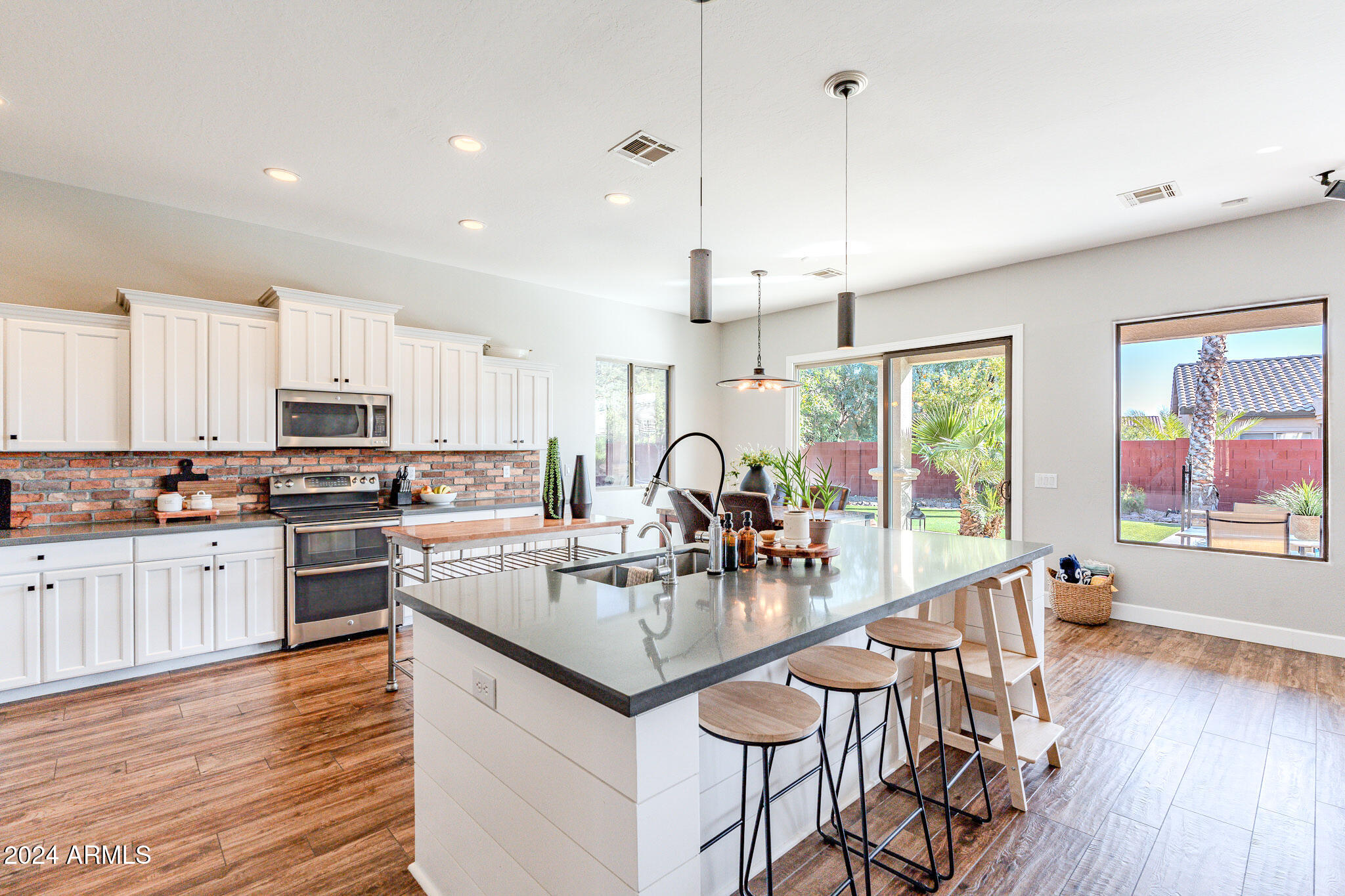 2615 E COLONIAL Court