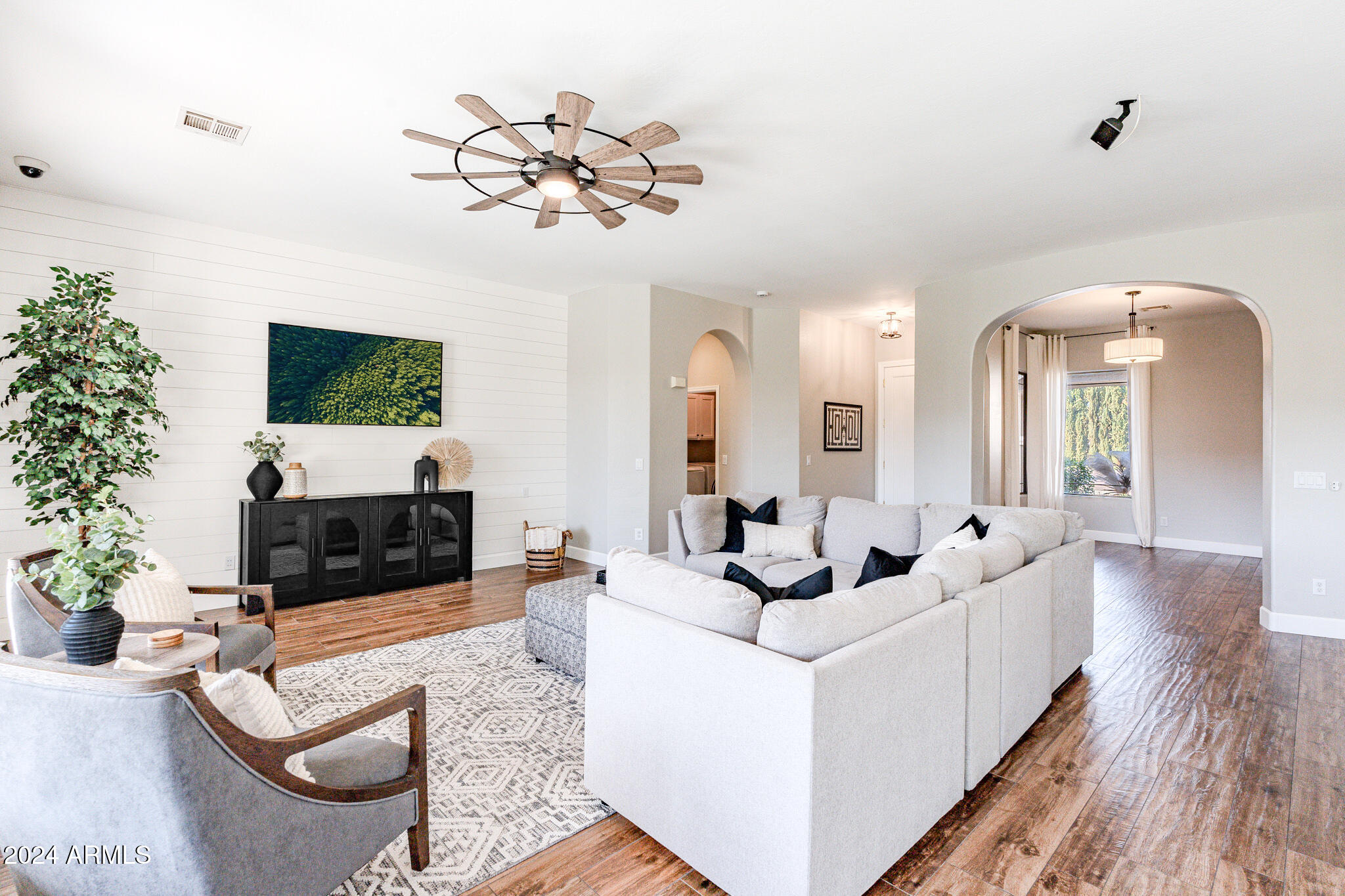2615 E COLONIAL Court