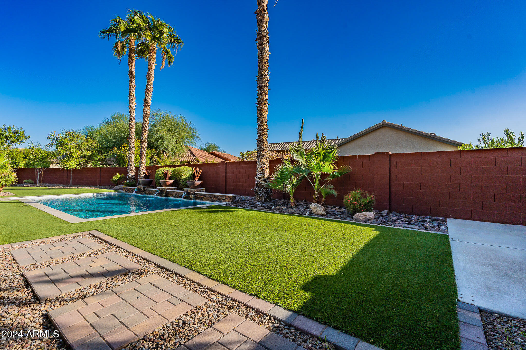 2615 E COLONIAL Court