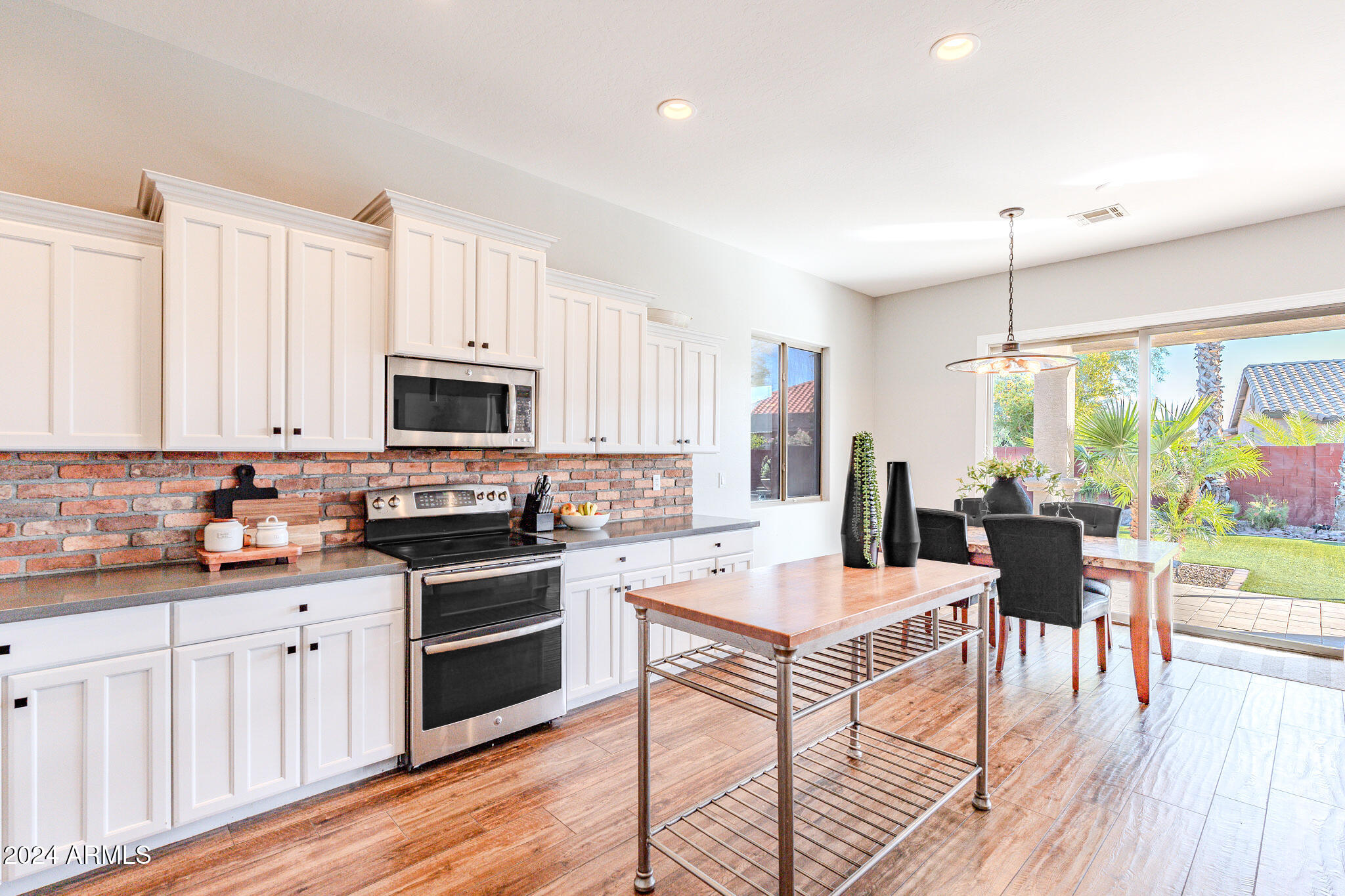 2615 E COLONIAL Court