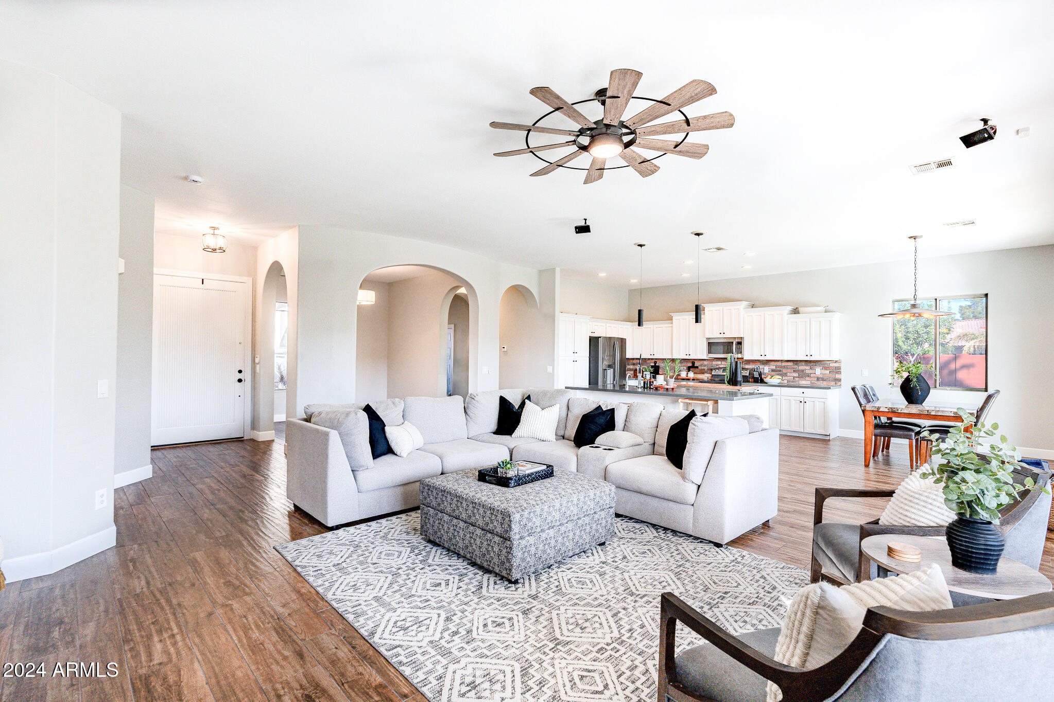 2615 E COLONIAL Court