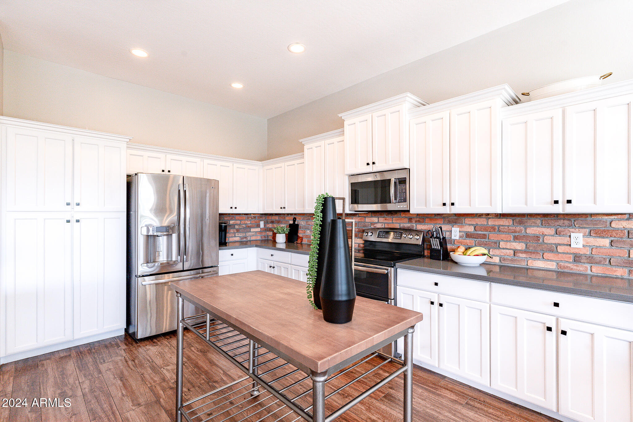 2615 E COLONIAL Court