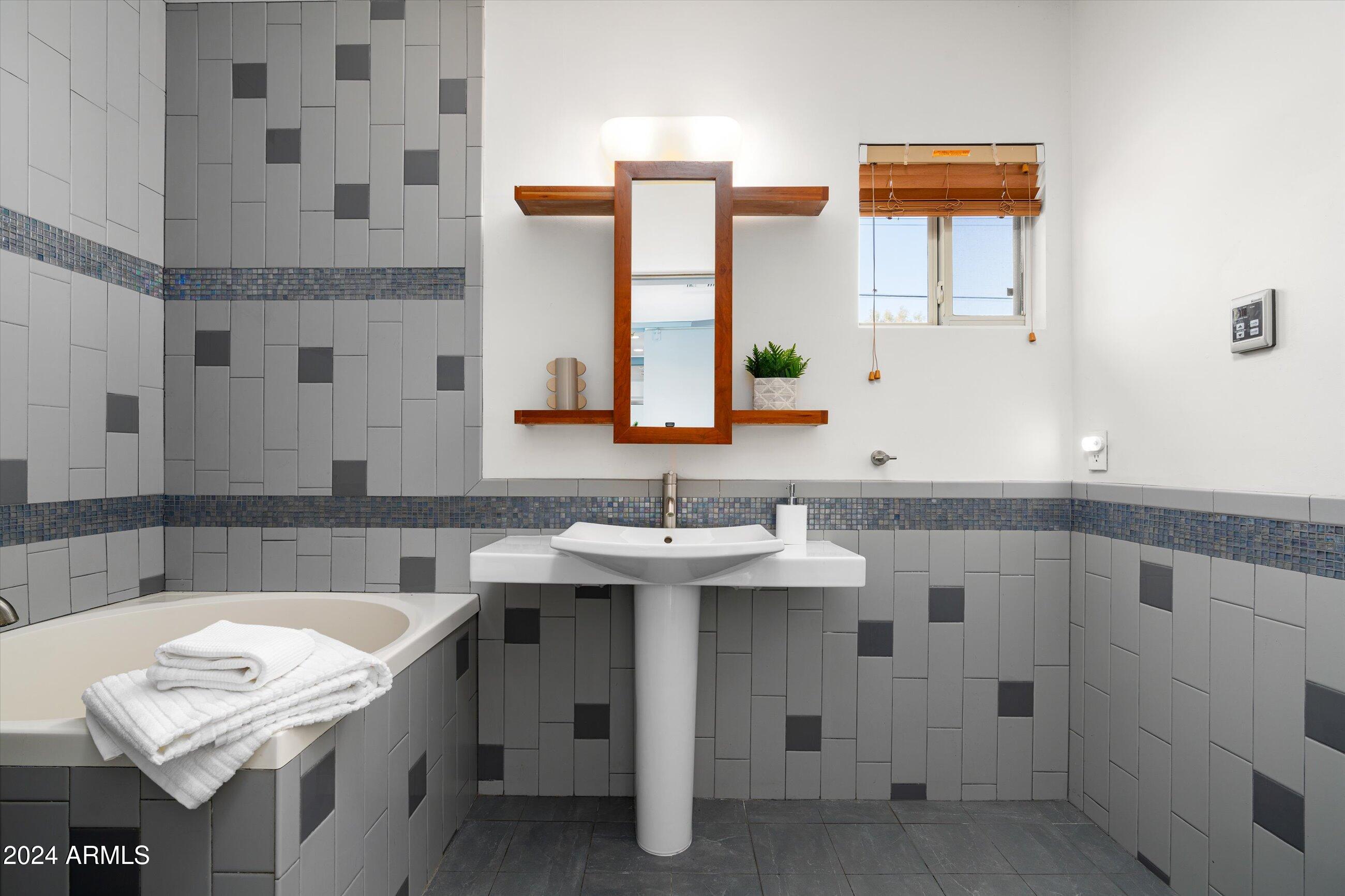 1640 W CLARENDON Avenue