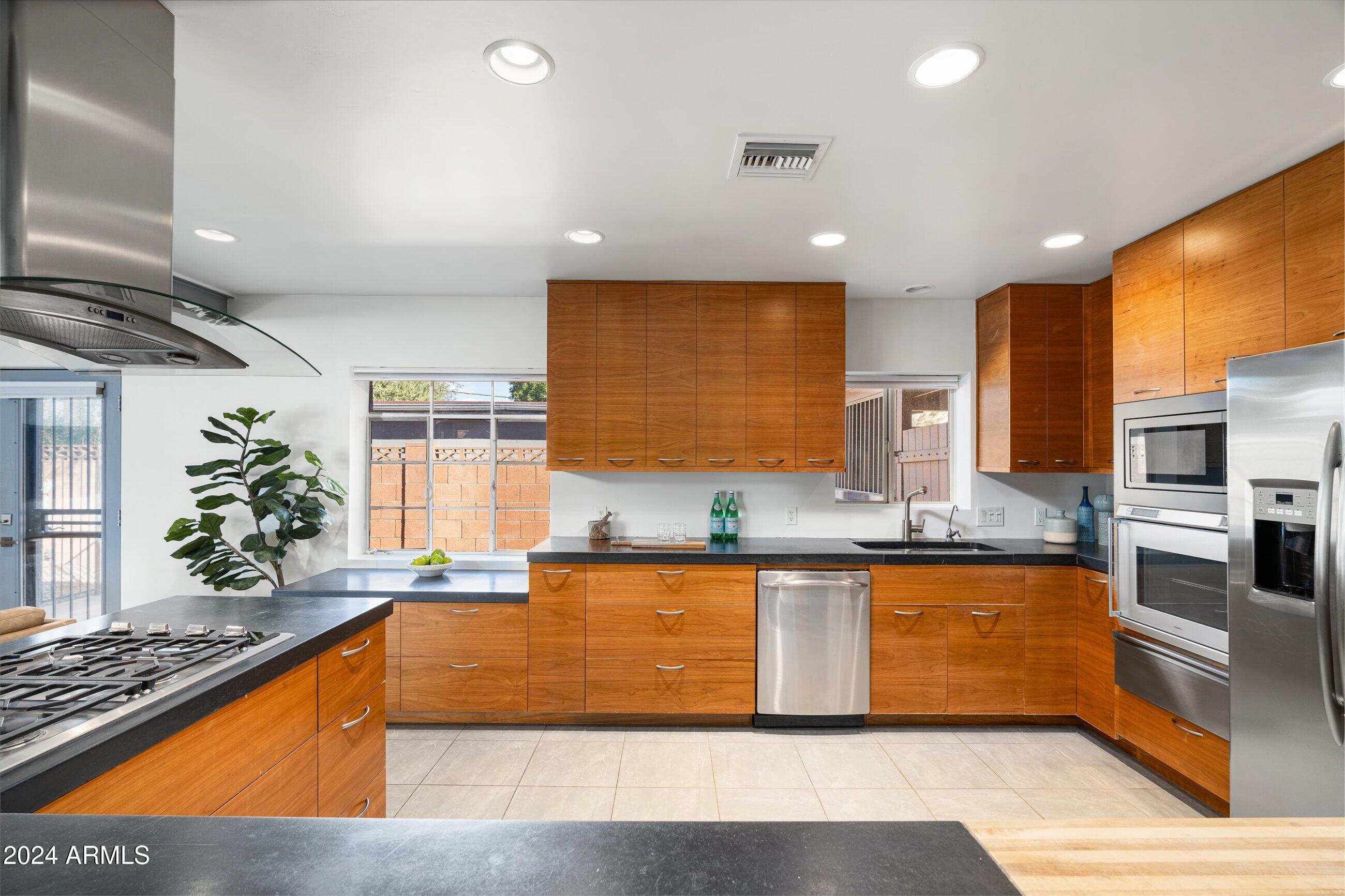 1640 W CLARENDON Avenue