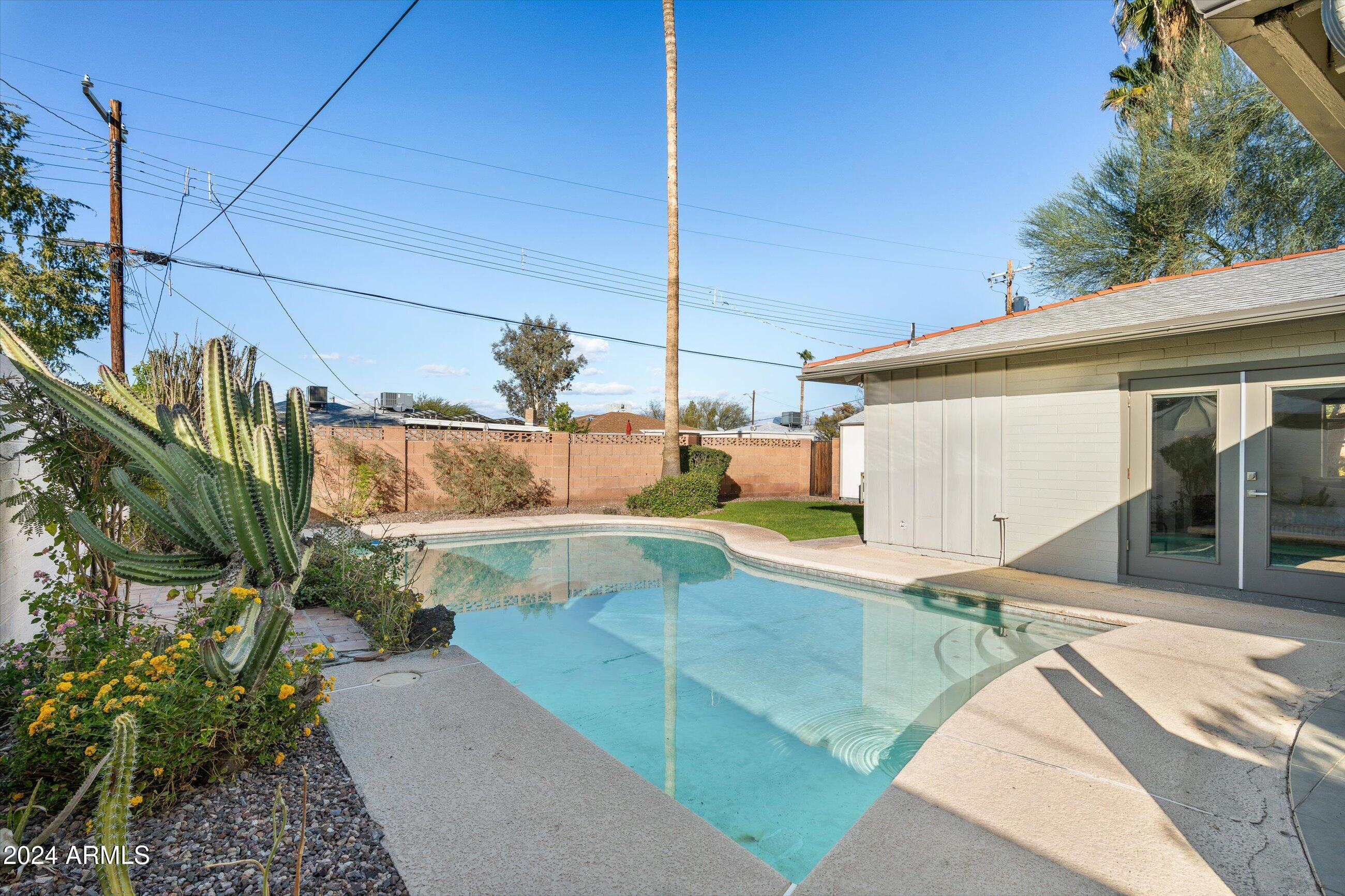 1640 W CLARENDON Avenue