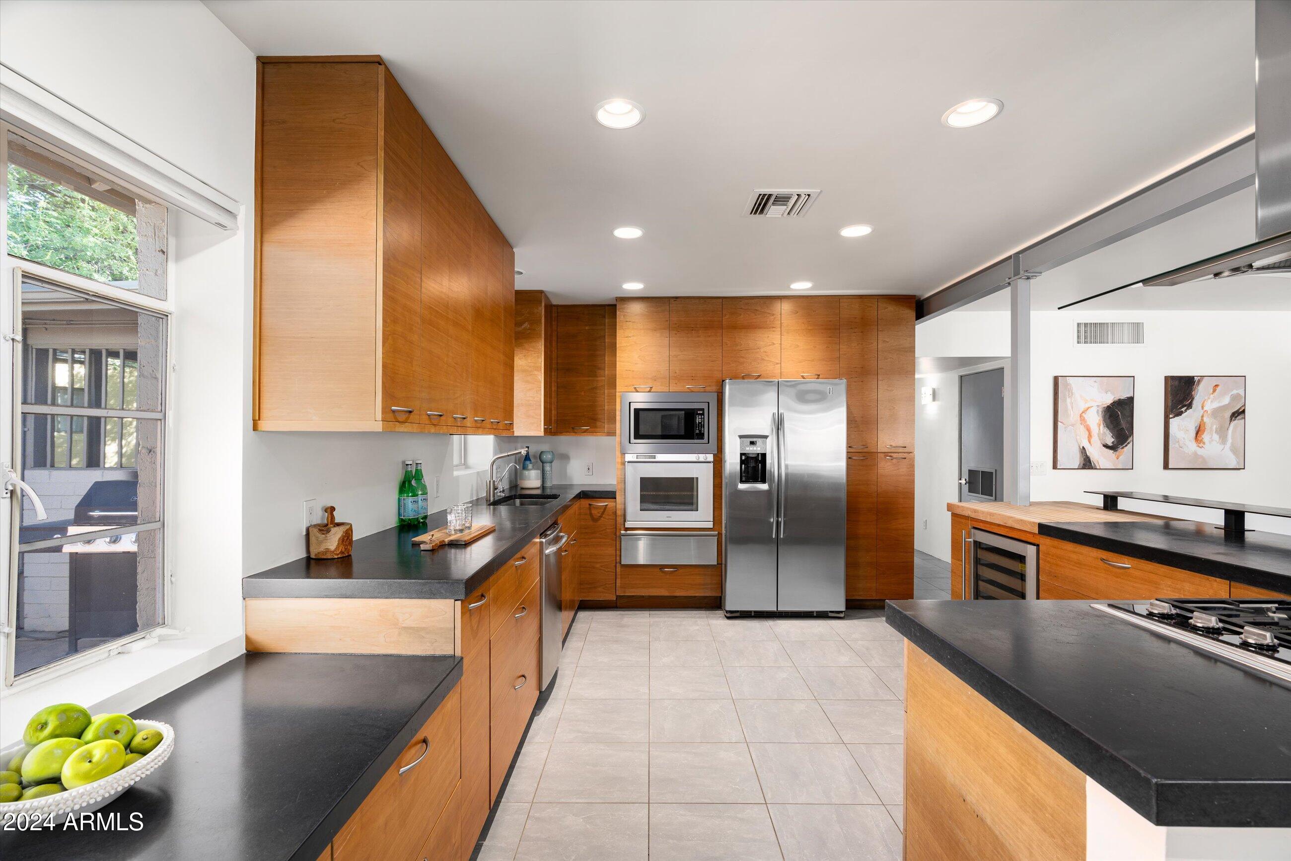 1640 W CLARENDON Avenue