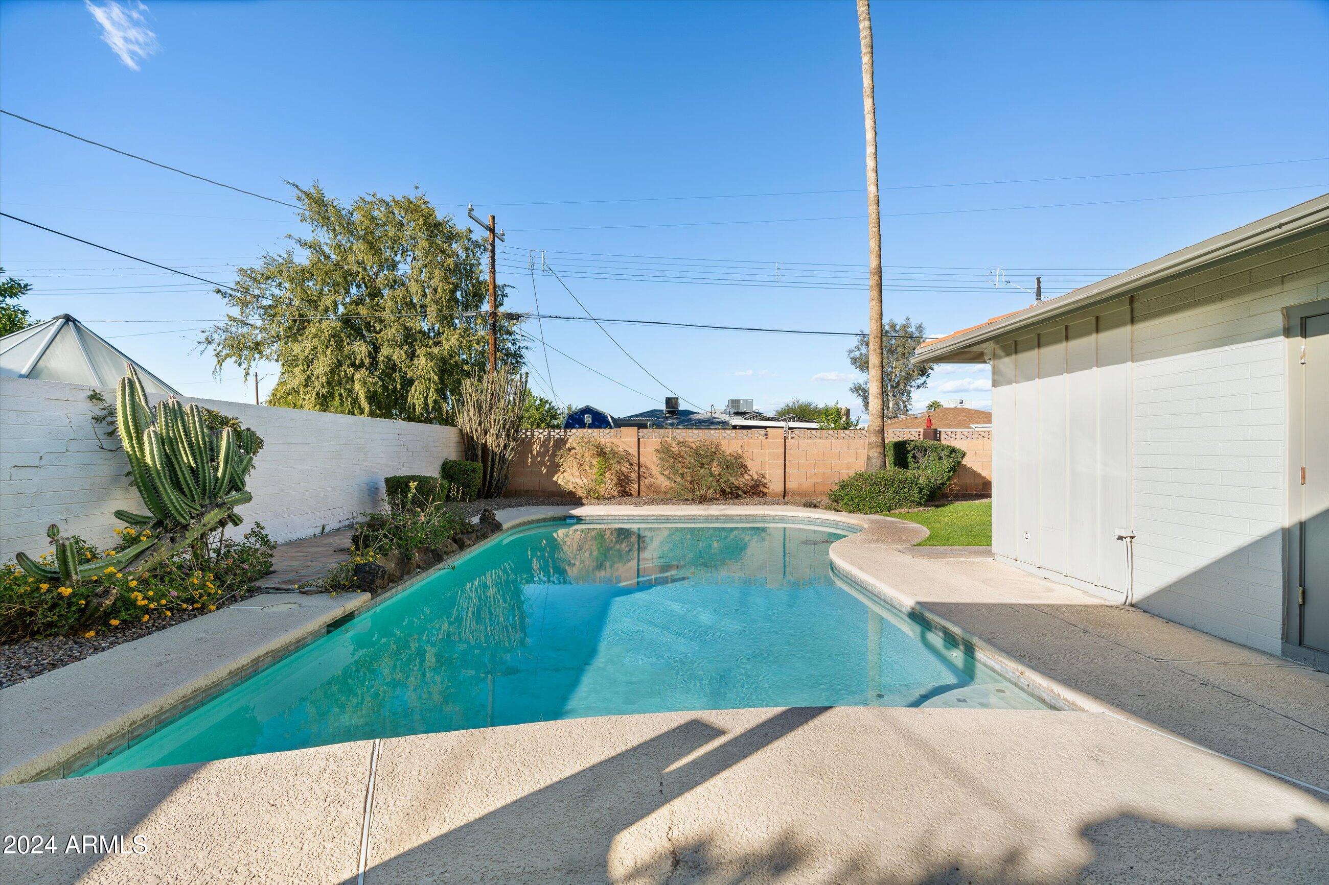 1640 W CLARENDON Avenue