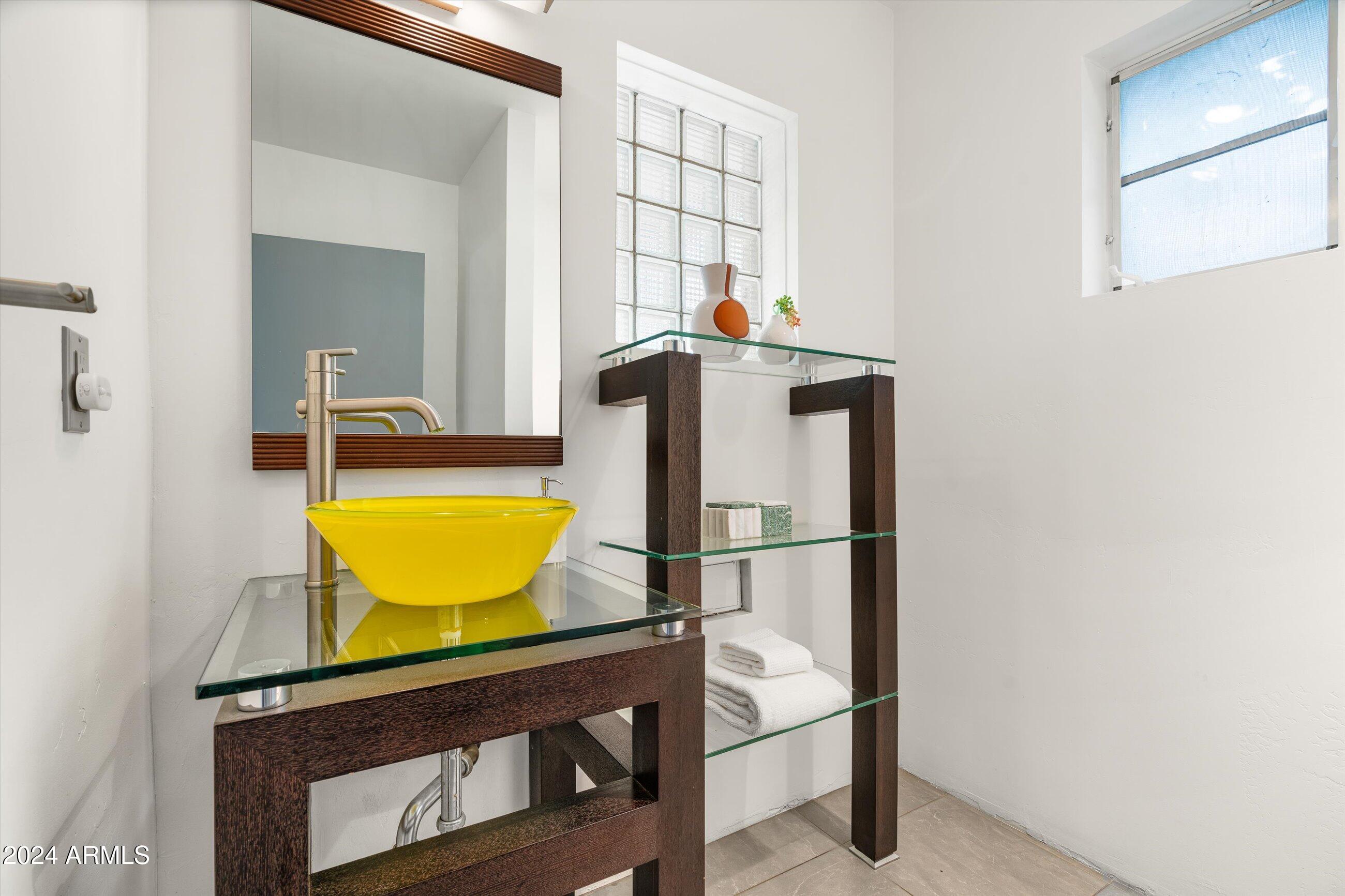 1640 W CLARENDON Avenue