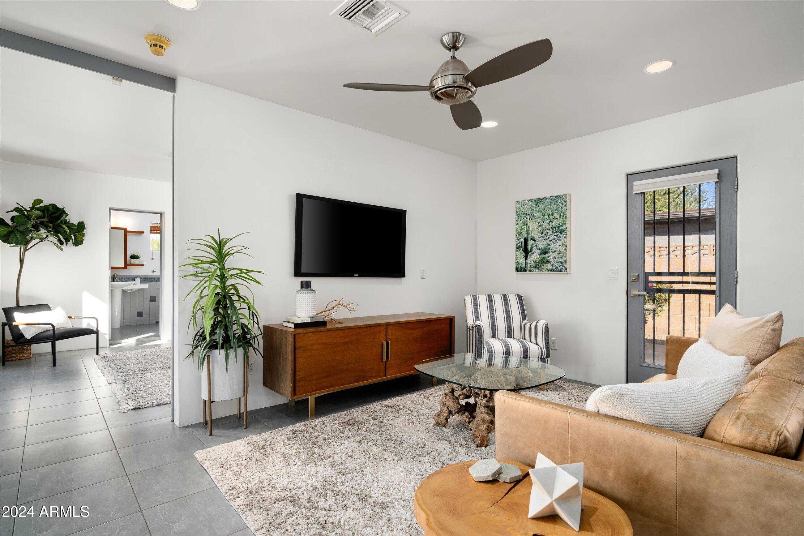 1640 W CLARENDON Avenue