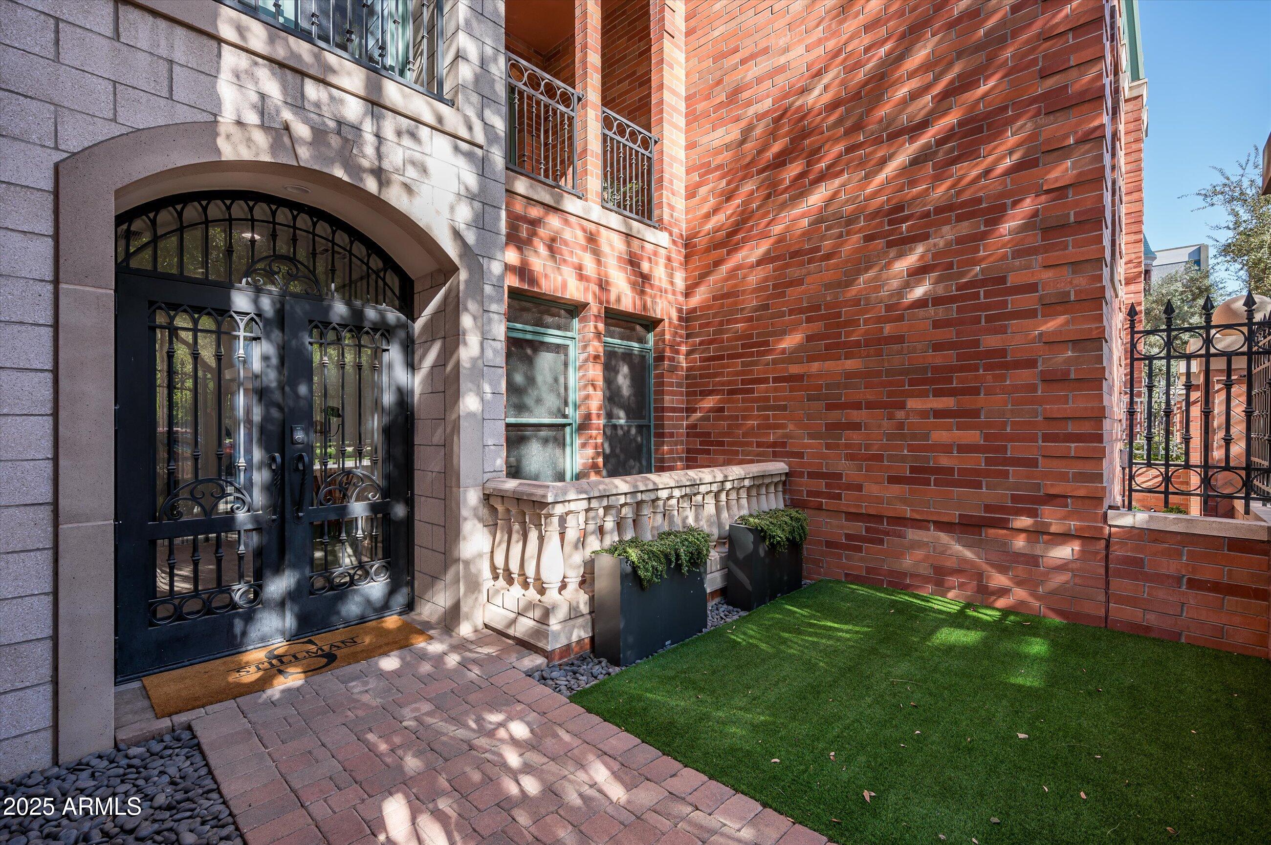 22 W Palm Lane