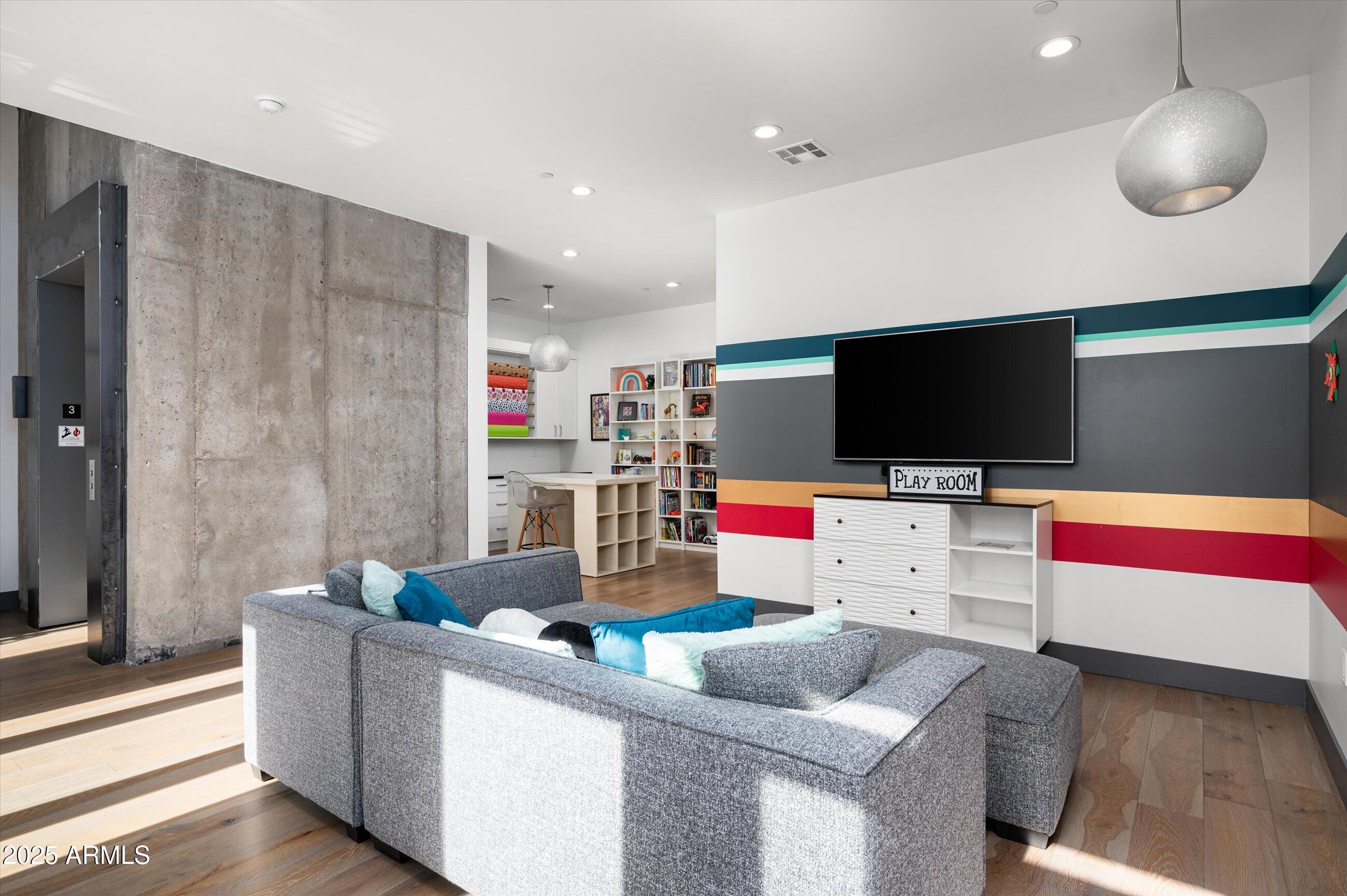 22 W Palm Lane