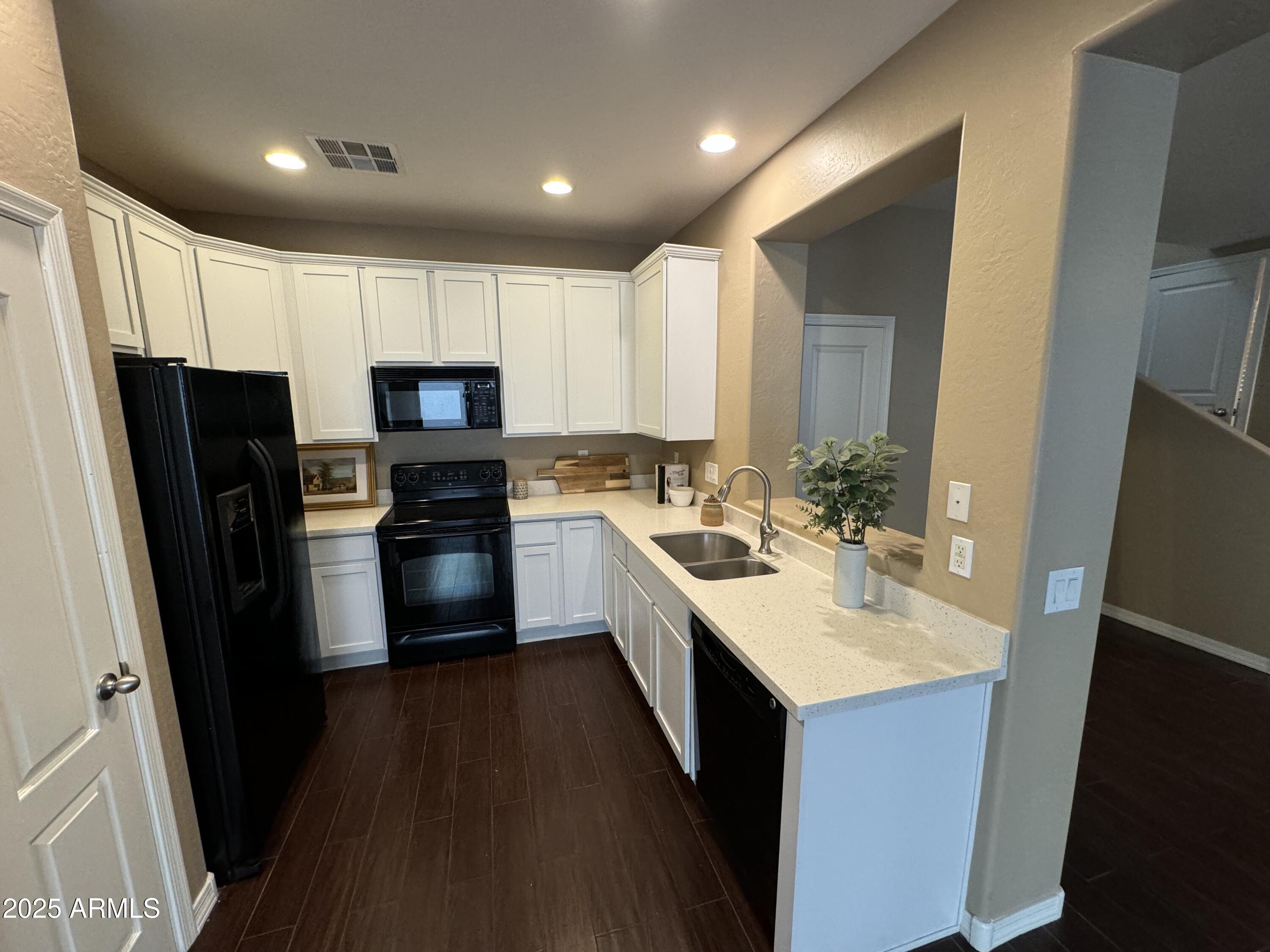 3865 E SANTA FE Lane