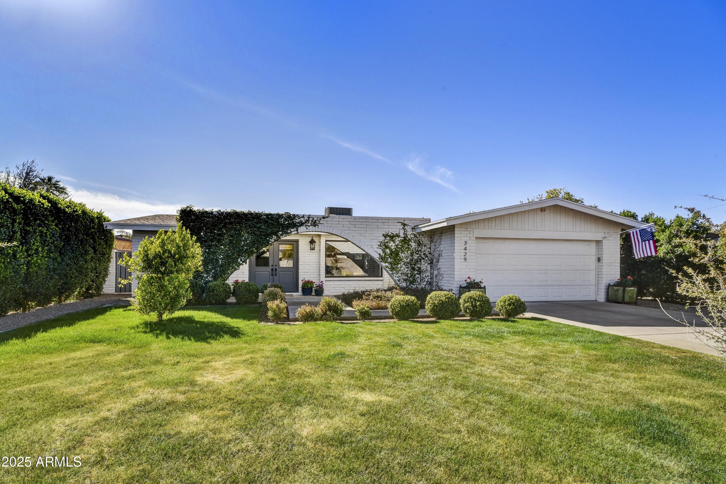 3429 E INDIANOLA Avenue