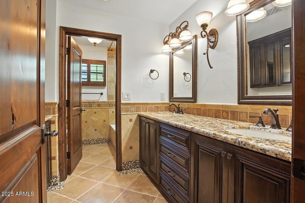 4448 E CAMELBACK Road # 16